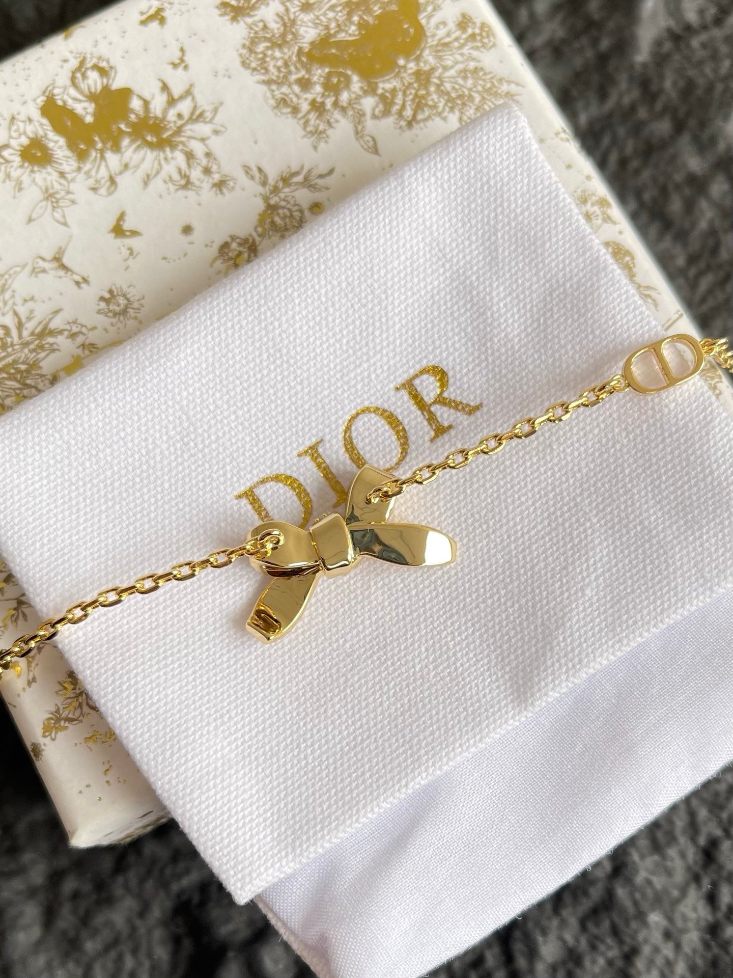 Dior Bow Bracelet in Gold - Afbeelding 3