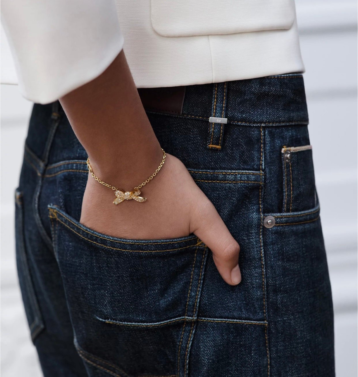 Dior Bow Bracelet in Gold - Afbeelding 5