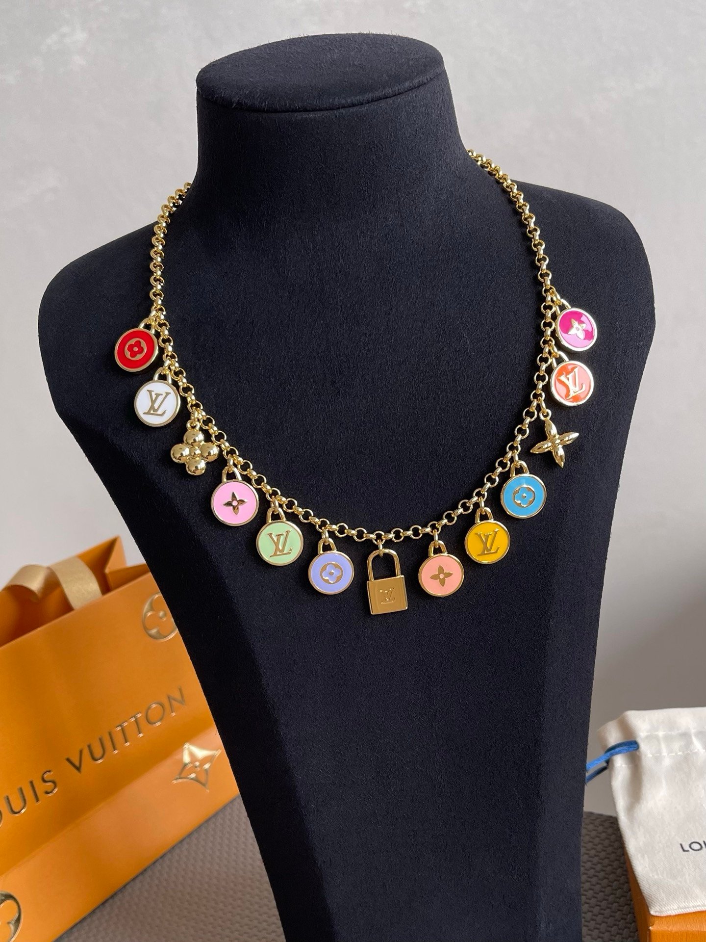Louis Vuitton Confetti Necklace in Multicolor Gold - Afbeelding 3