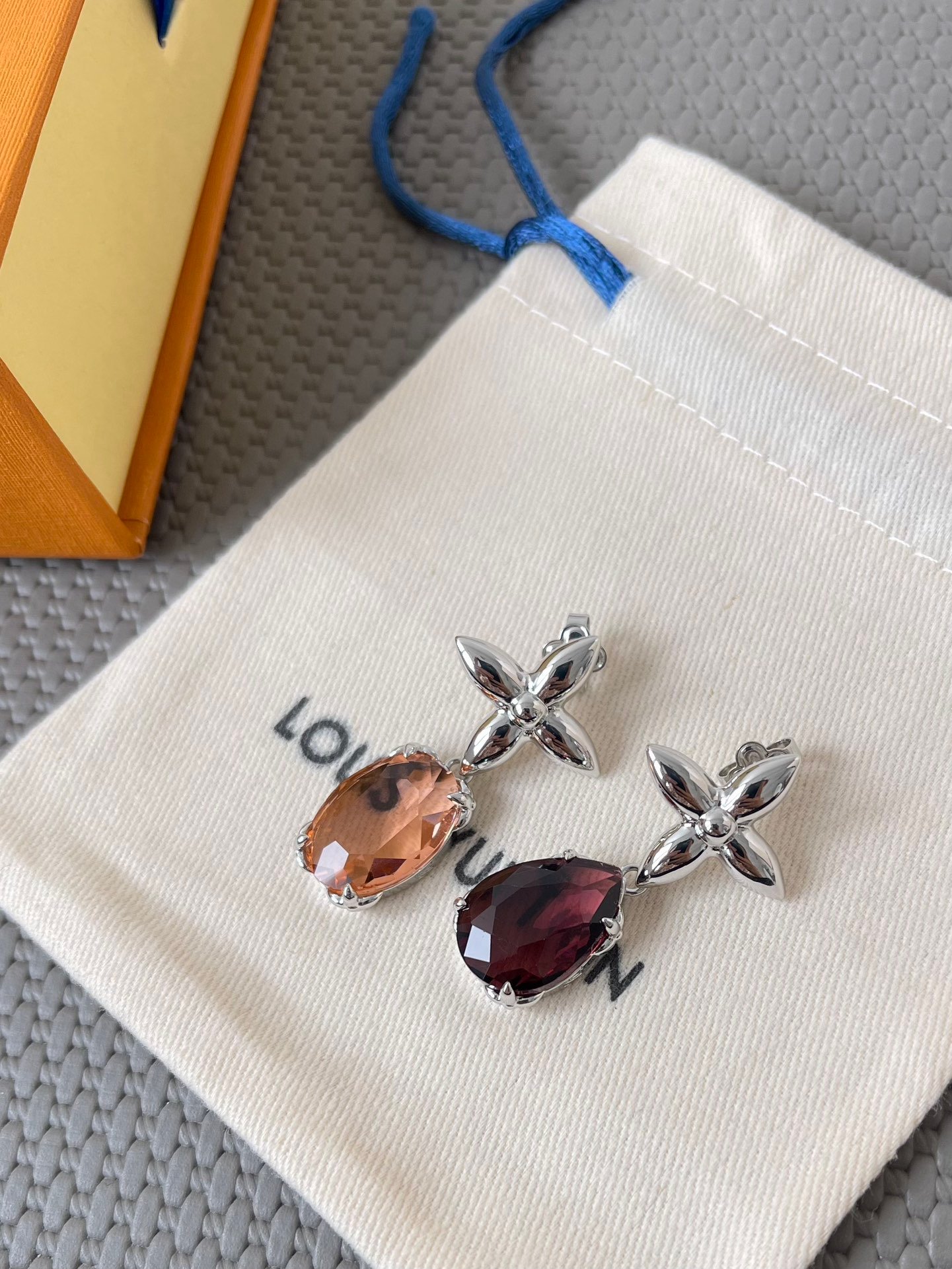 Louis Vuitton Earrings in Silver - Afbeelding 2