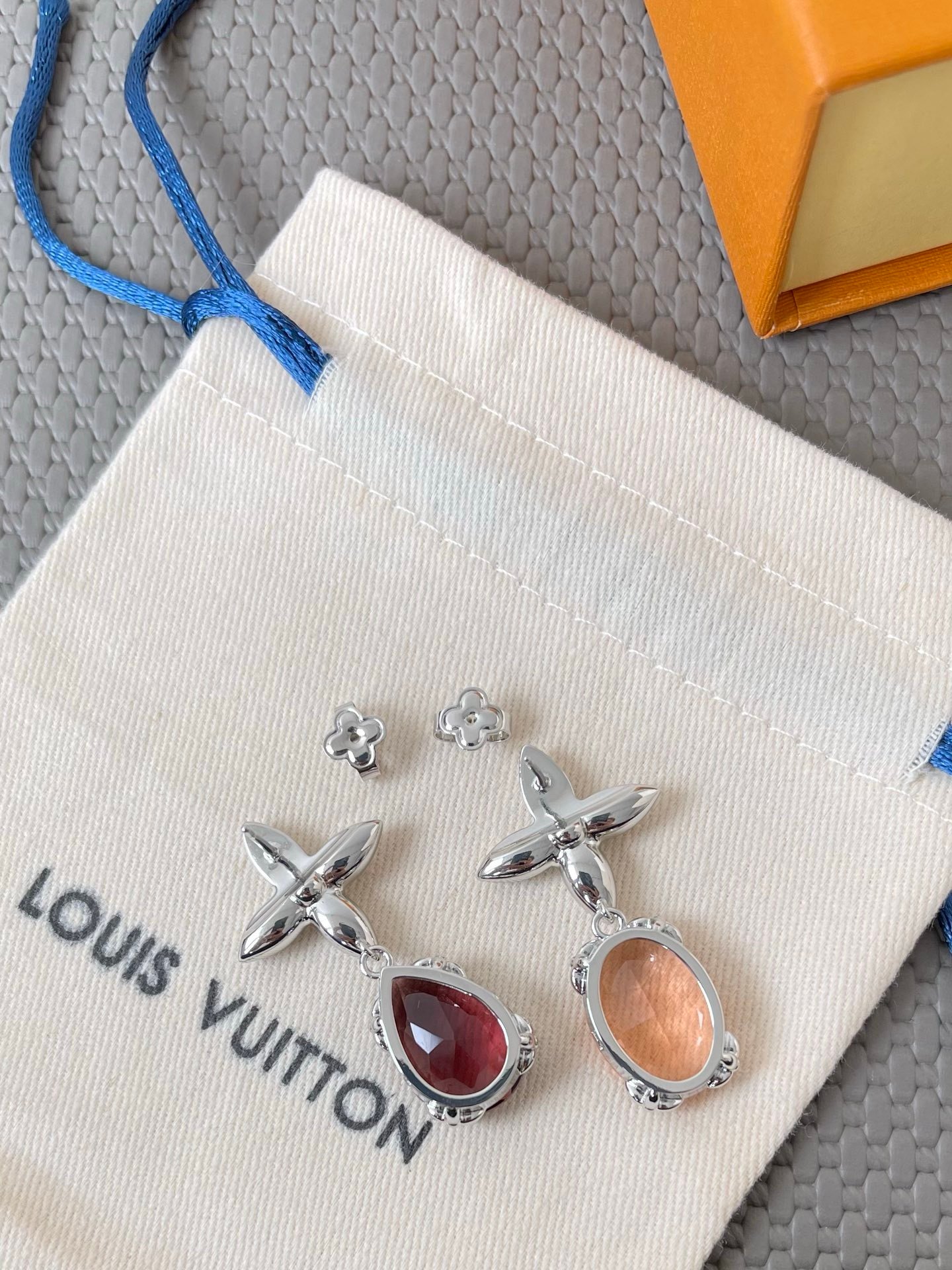 Louis Vuitton Earrings in Silver - Afbeelding 4