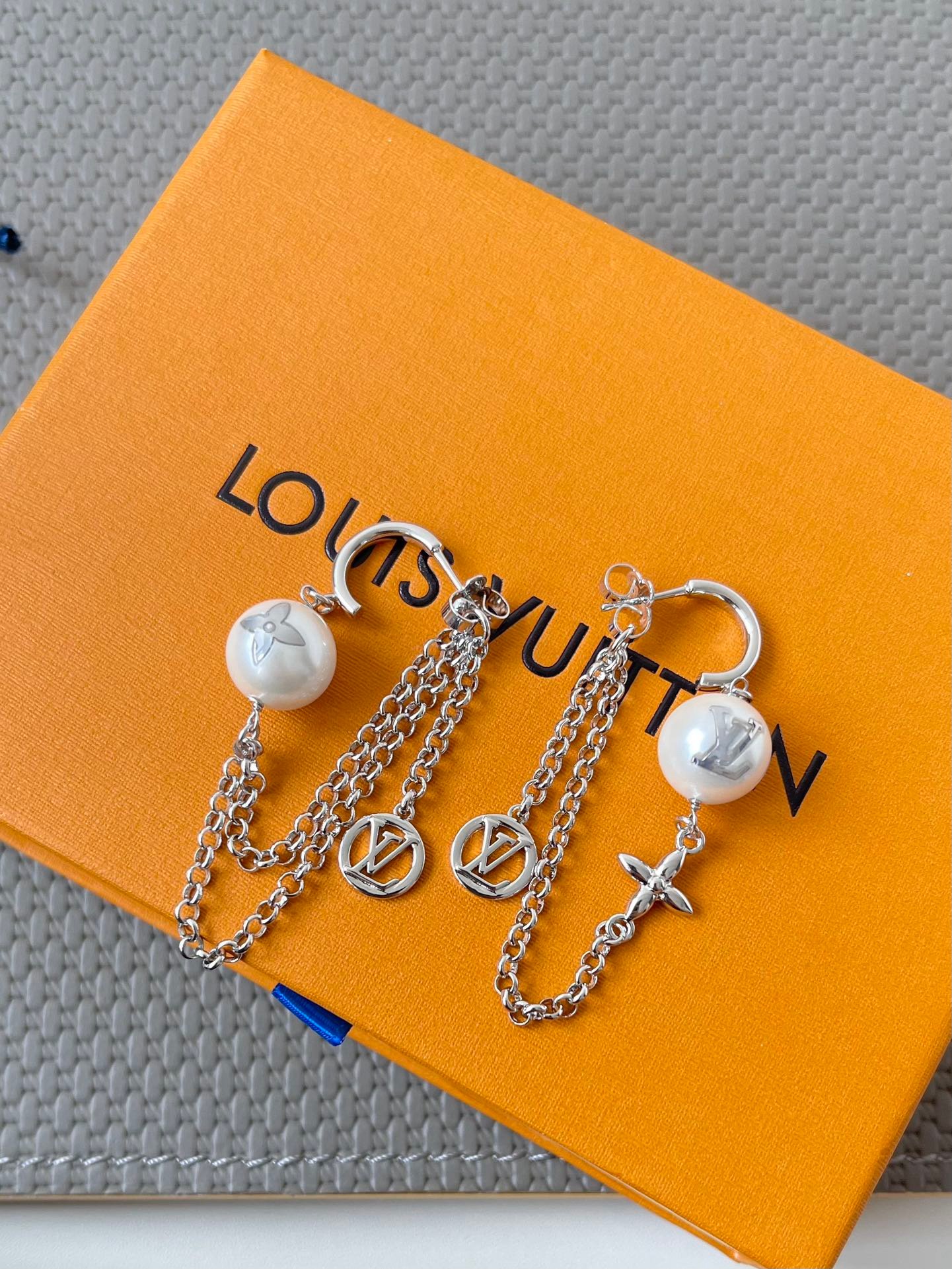 Louis Vuitton Earrings in Silver