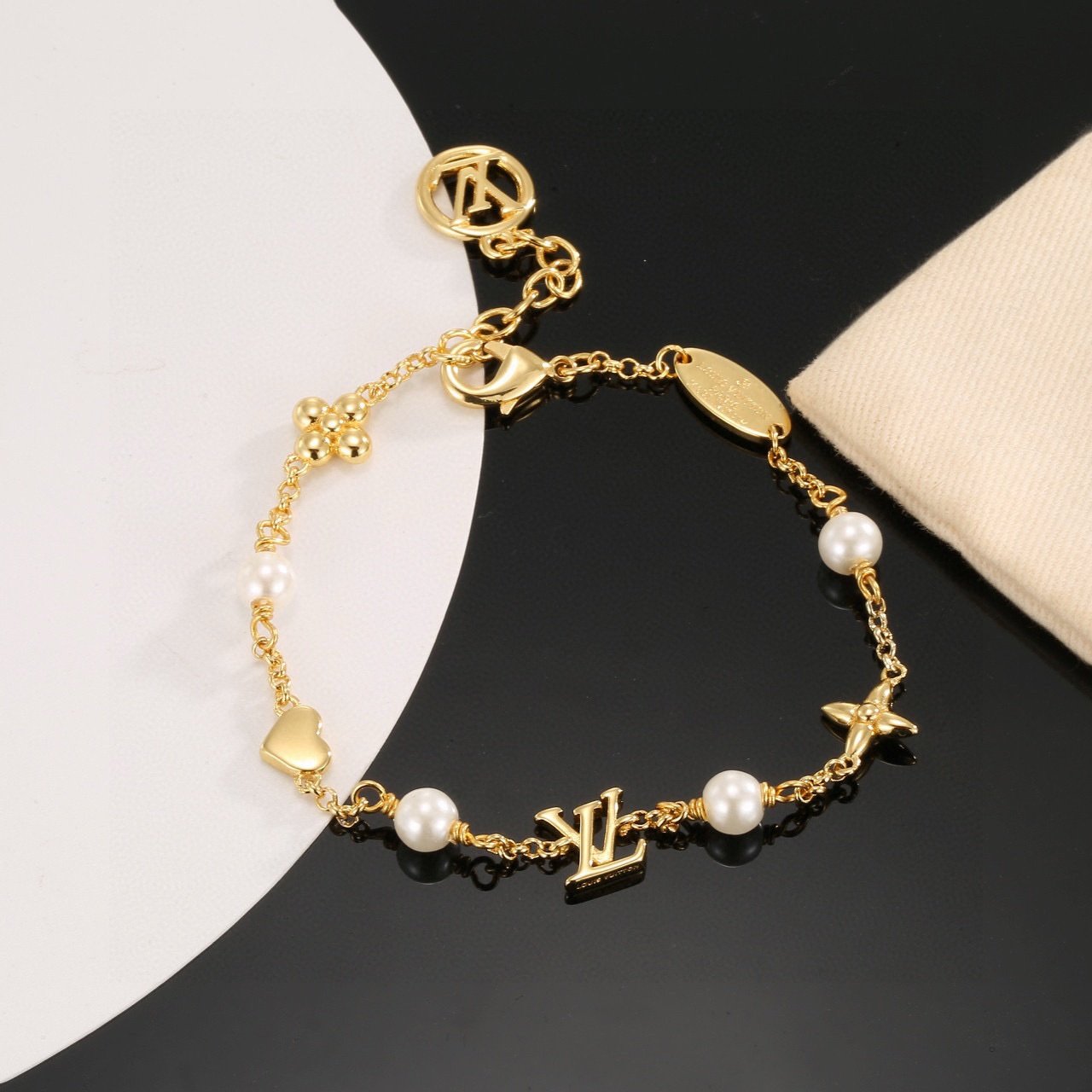 Louis Vuitton Bracelet in Gold