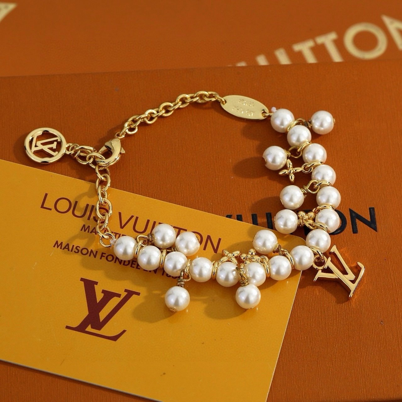 Louis Vuitton Pearl Bracelet in Gold - Afbeelding 2
