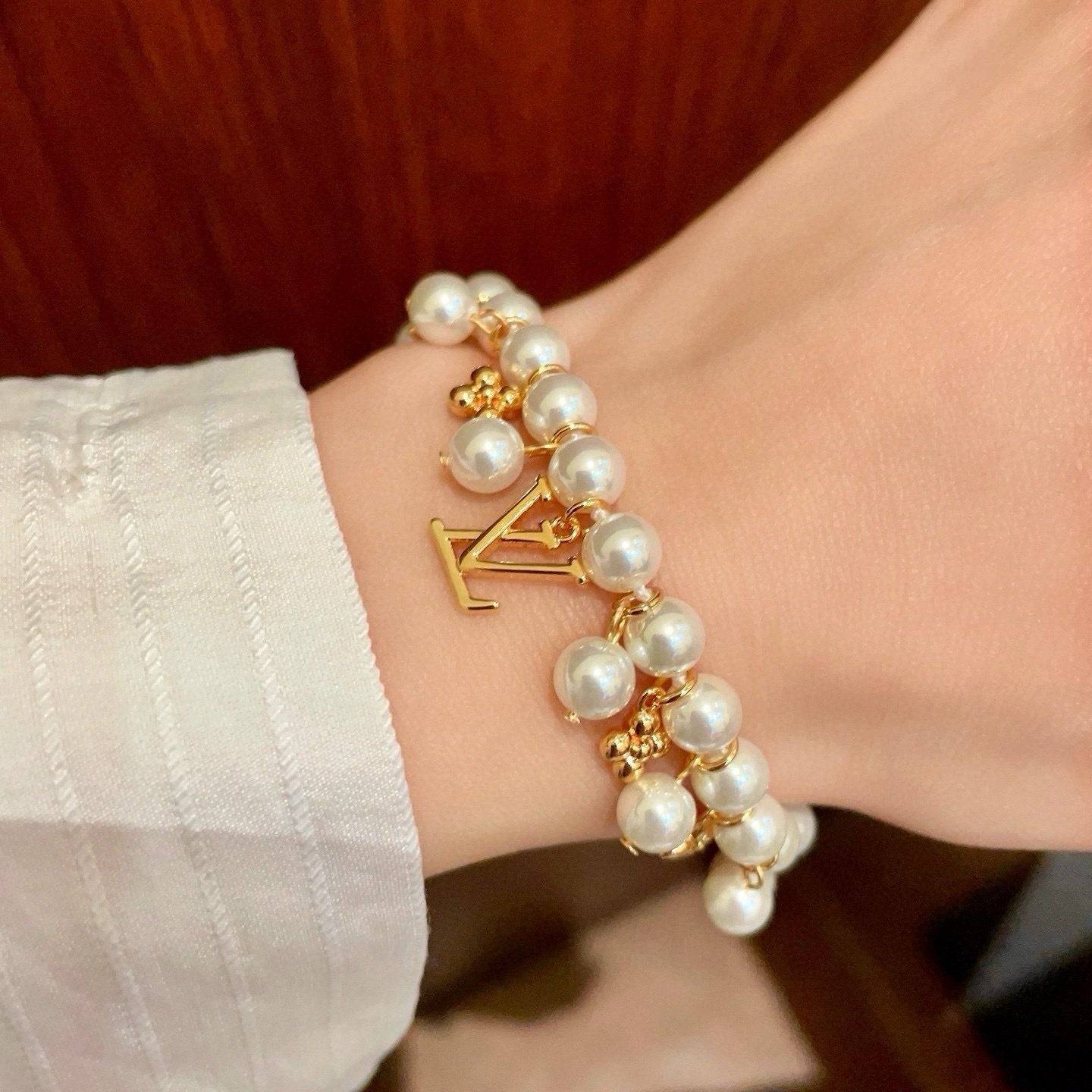 Louis Vuitton Pearl Bracelet in Gold - Afbeelding 3