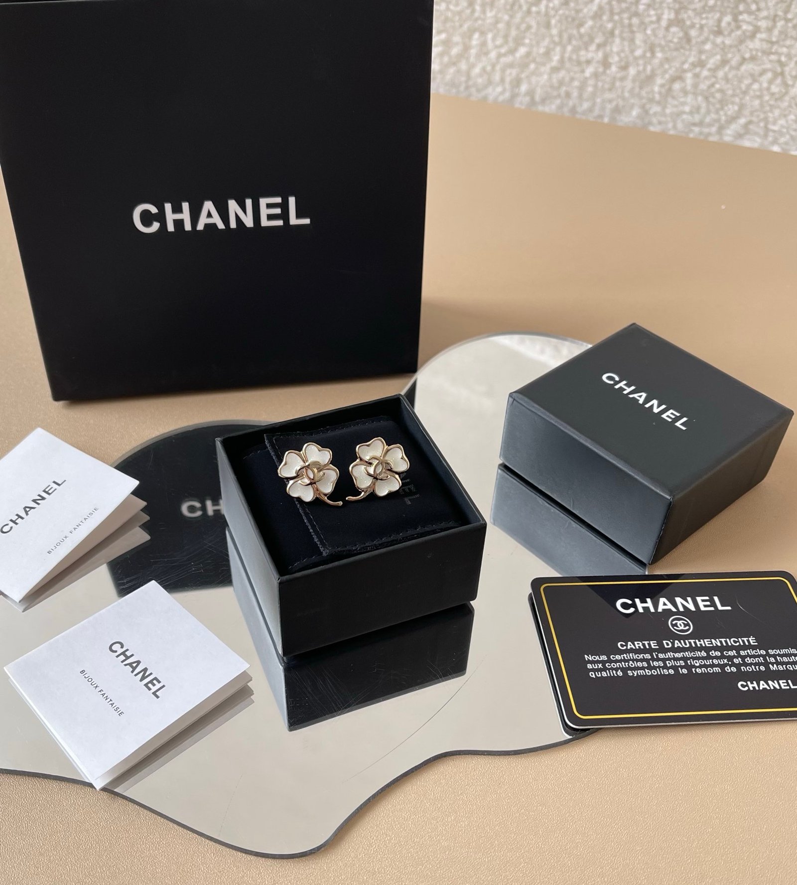 Chanel Heart Earrings in White - Afbeelding 2