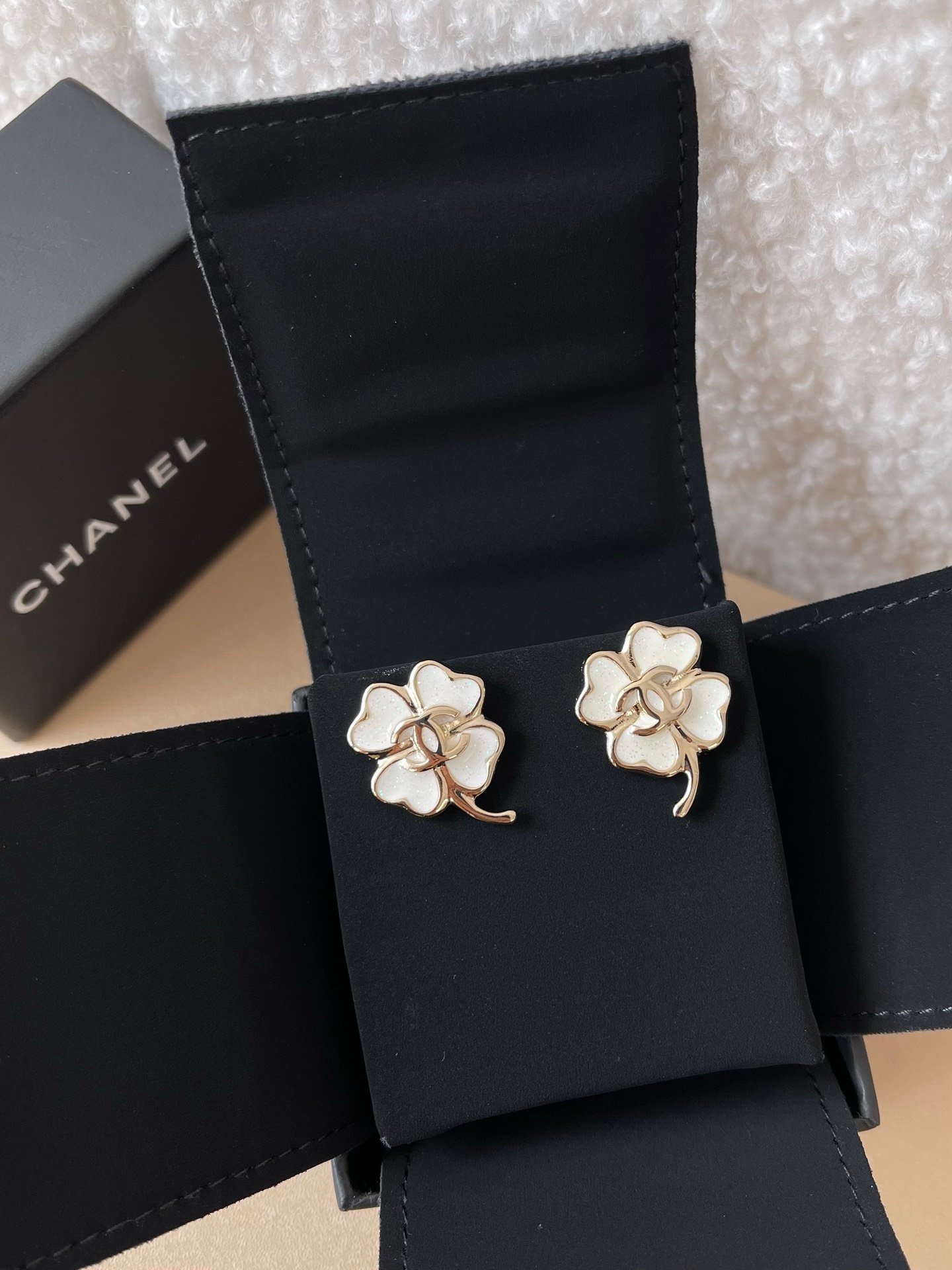 Chanel Heart Earrings in White - Afbeelding 3