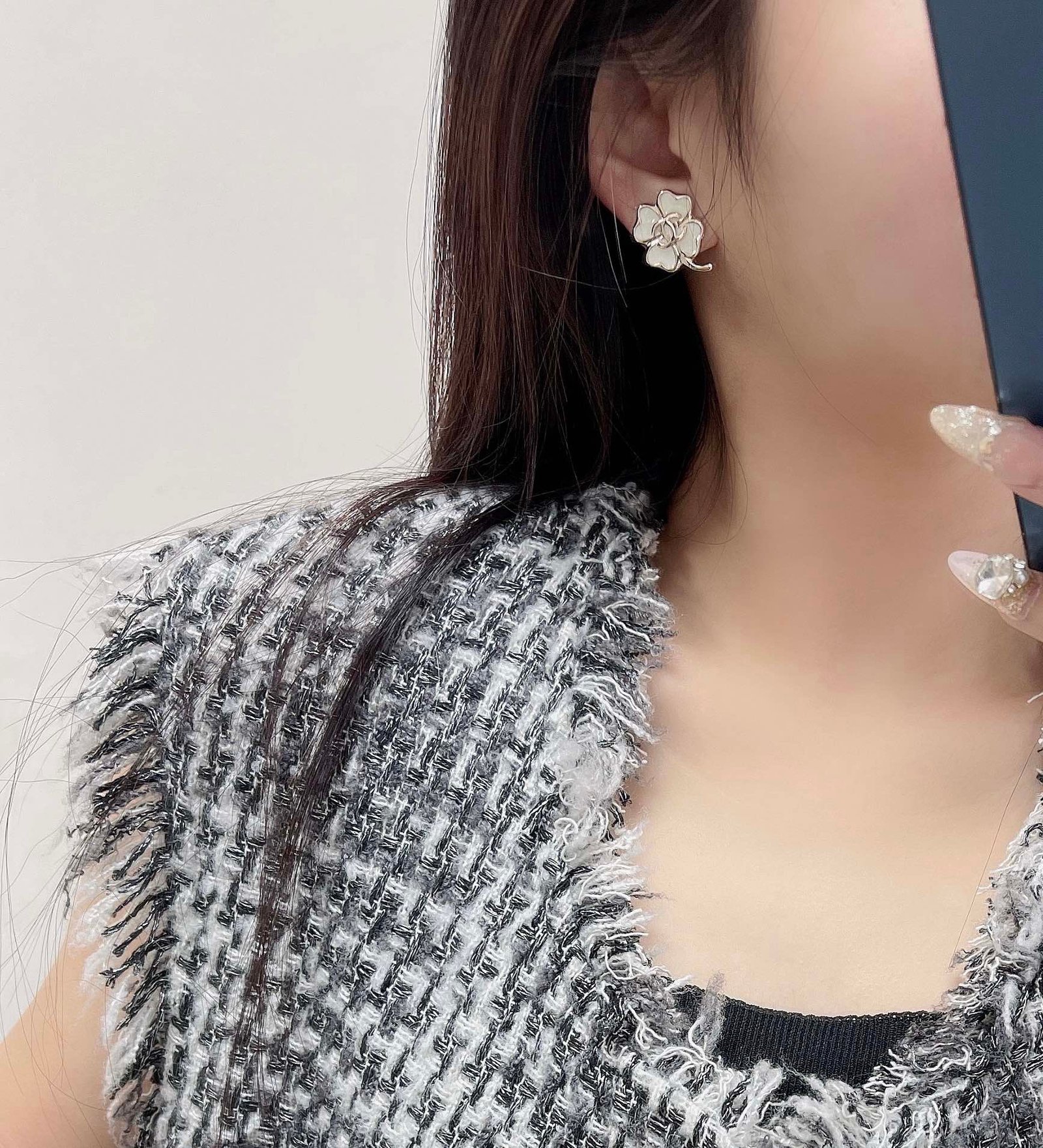 Chanel Heart Earrings in White - Afbeelding 4