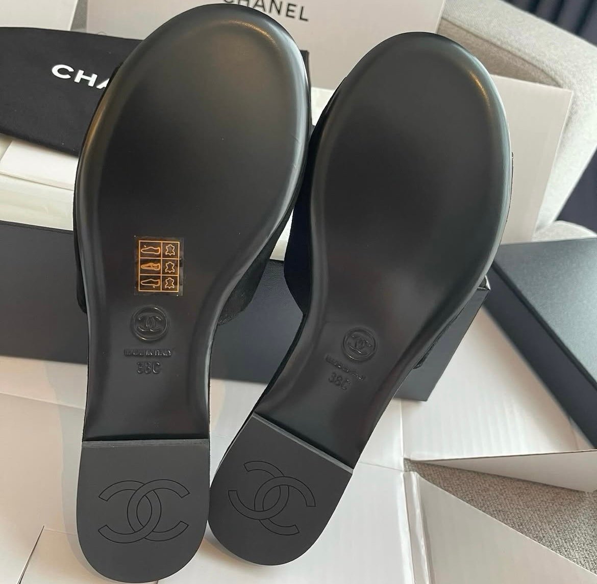 Chanel Suede Sandals in Black Silver - Afbeelding 4