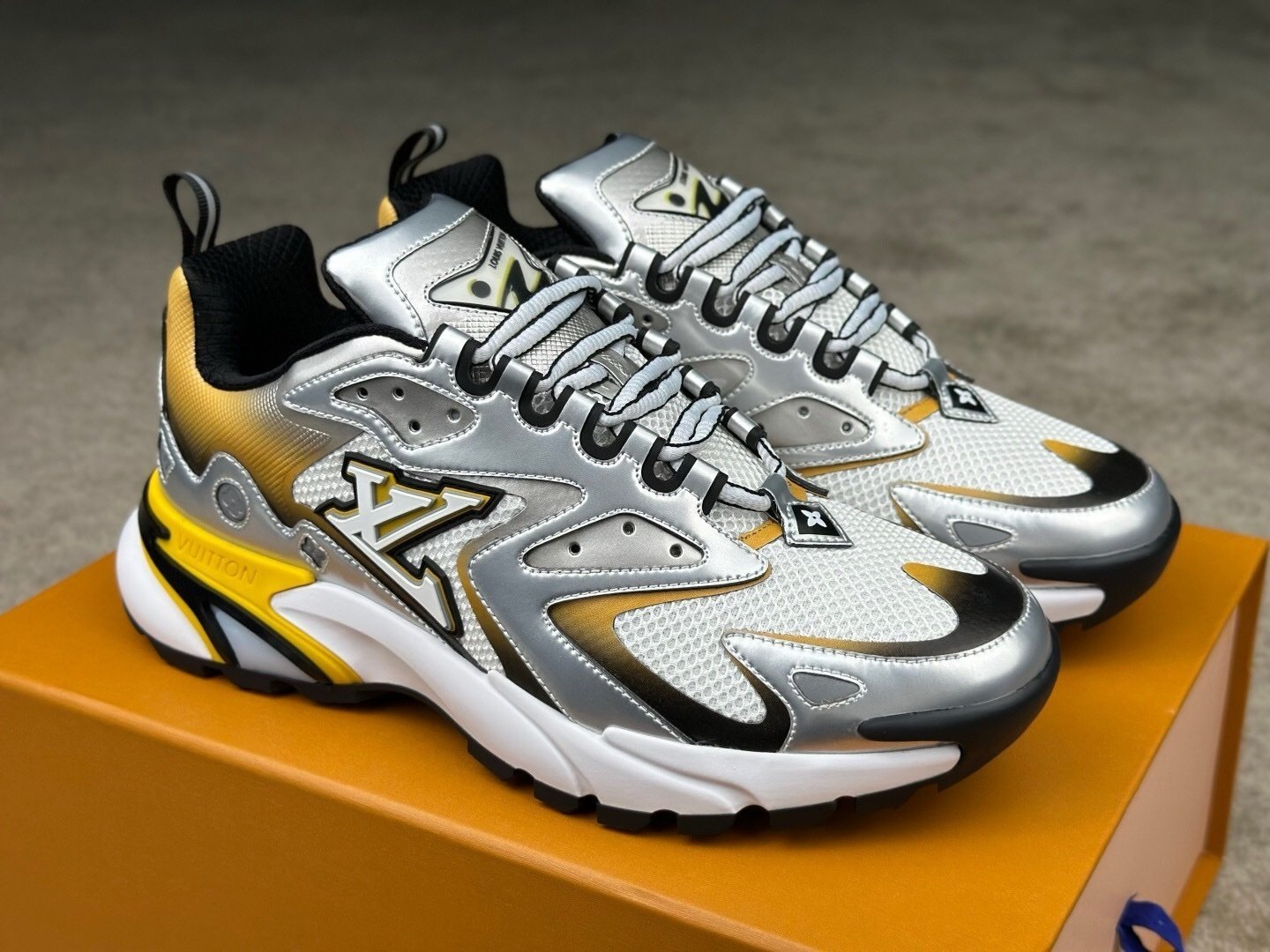 Louis Vuitton Runner Tatic Silver Yellow - Afbeelding 2