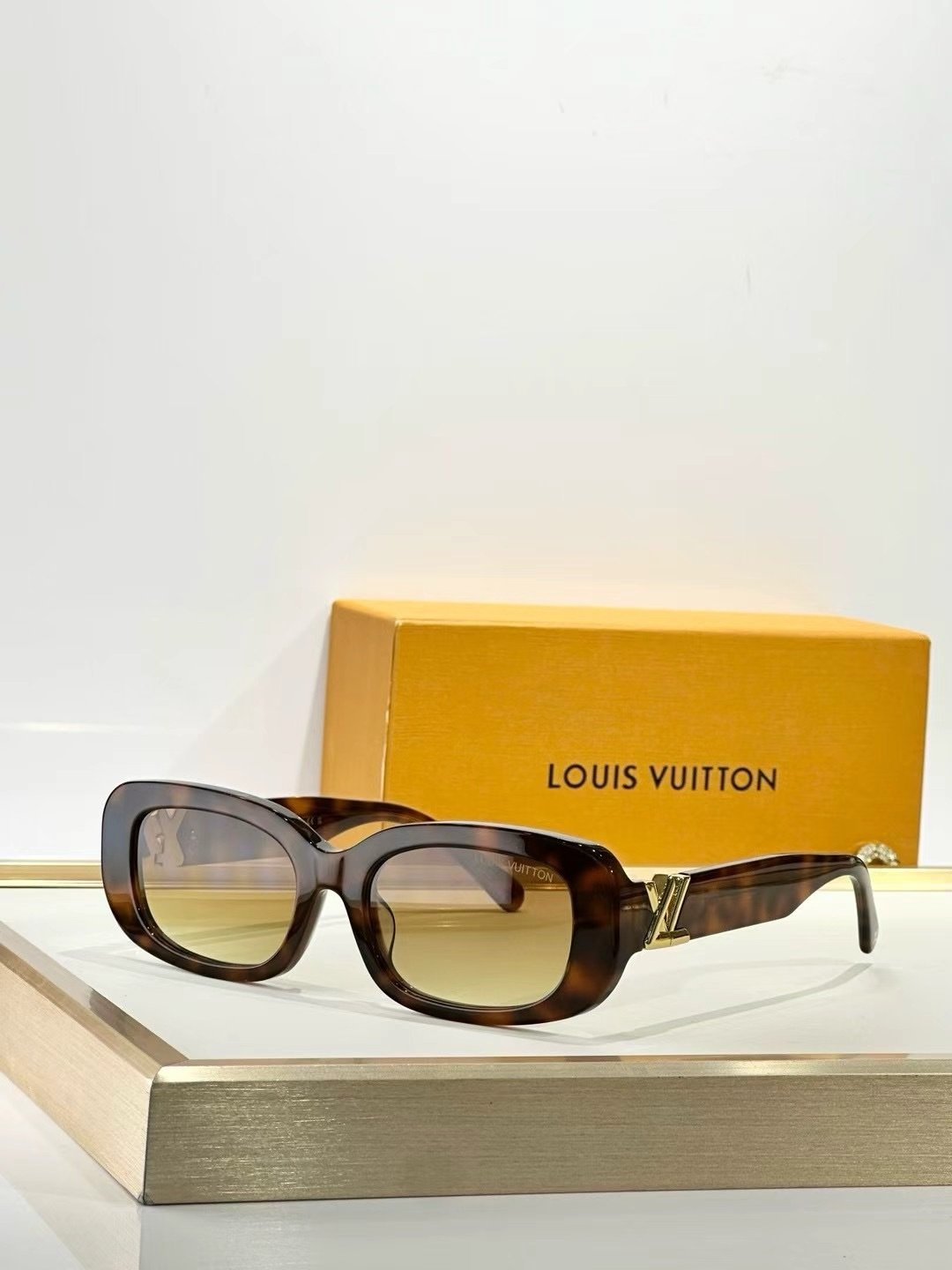 Louis Vuitton Sunglasses in Brown Print - Afbeelding 2