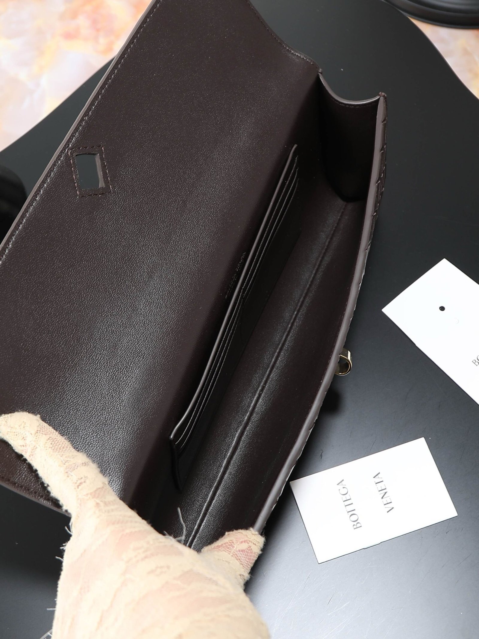 Bottega Veneta Andiamo Clutch Dark Brown - Afbeelding 5