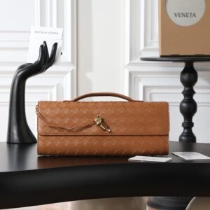 Bottega Veneta Andiamo Clutch Camel Brown