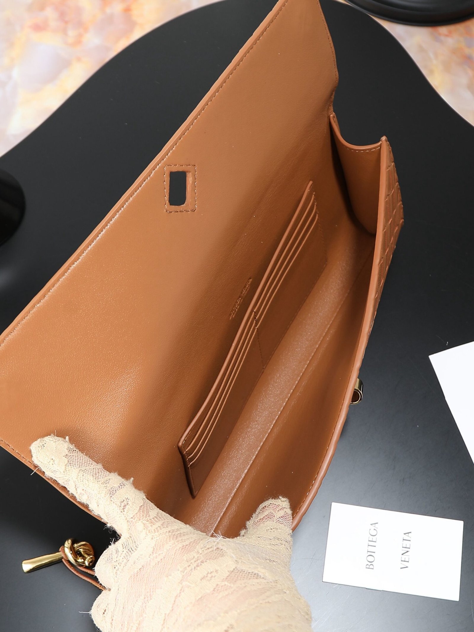 Bottega Veneta Andiamo Clutch Camel Brown - Afbeelding 6