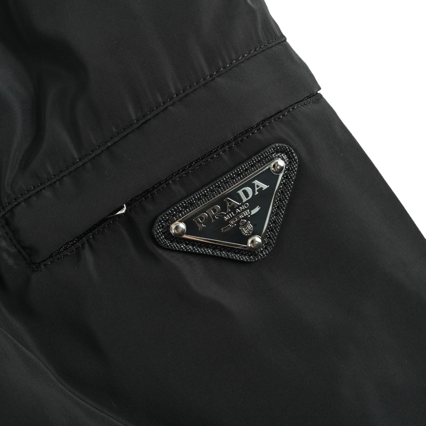 Prada Re-Nylon Arm Logo Windbreaker Jacket In Black - Afbeelding 5