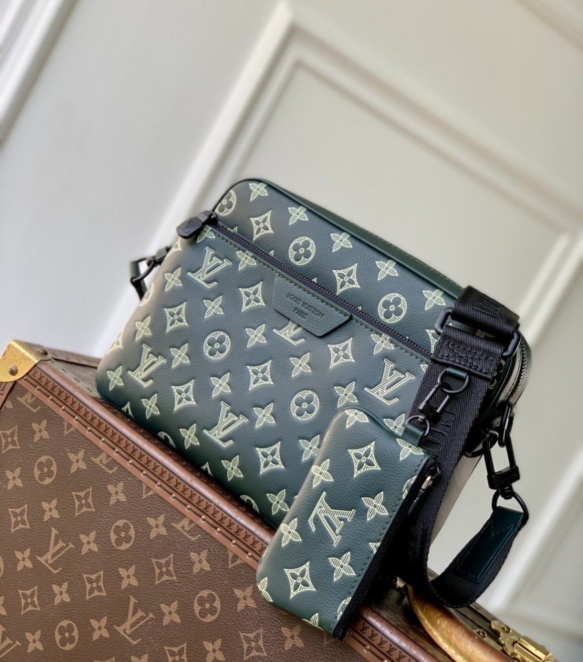 Louis Vuitton Trui Messenger Monogram Shadow Leather - Afbeelding 2
