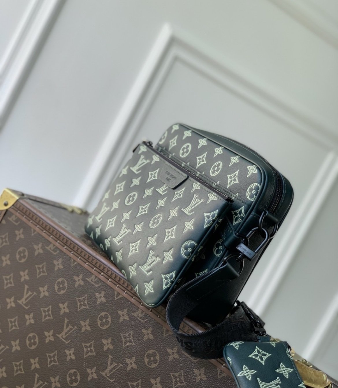 Louis Vuitton Trui Messenger Monogram Shadow Leather - Afbeelding 3