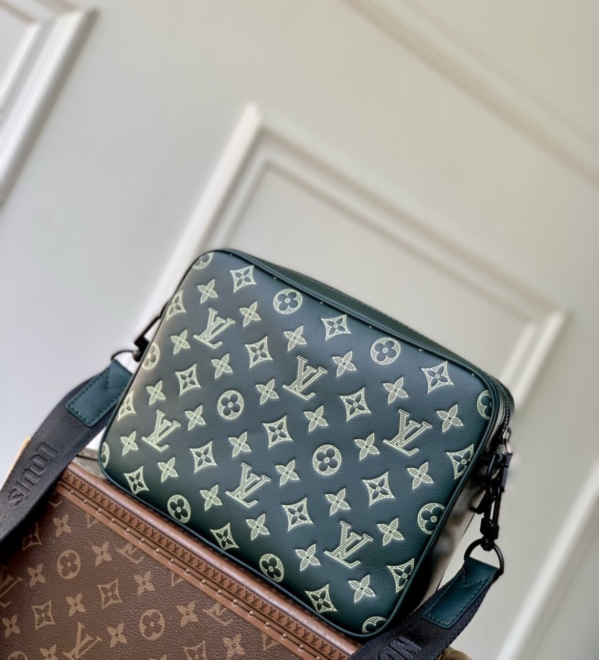 Louis Vuitton Trui Messenger Monogram Shadow Leather - Afbeelding 4