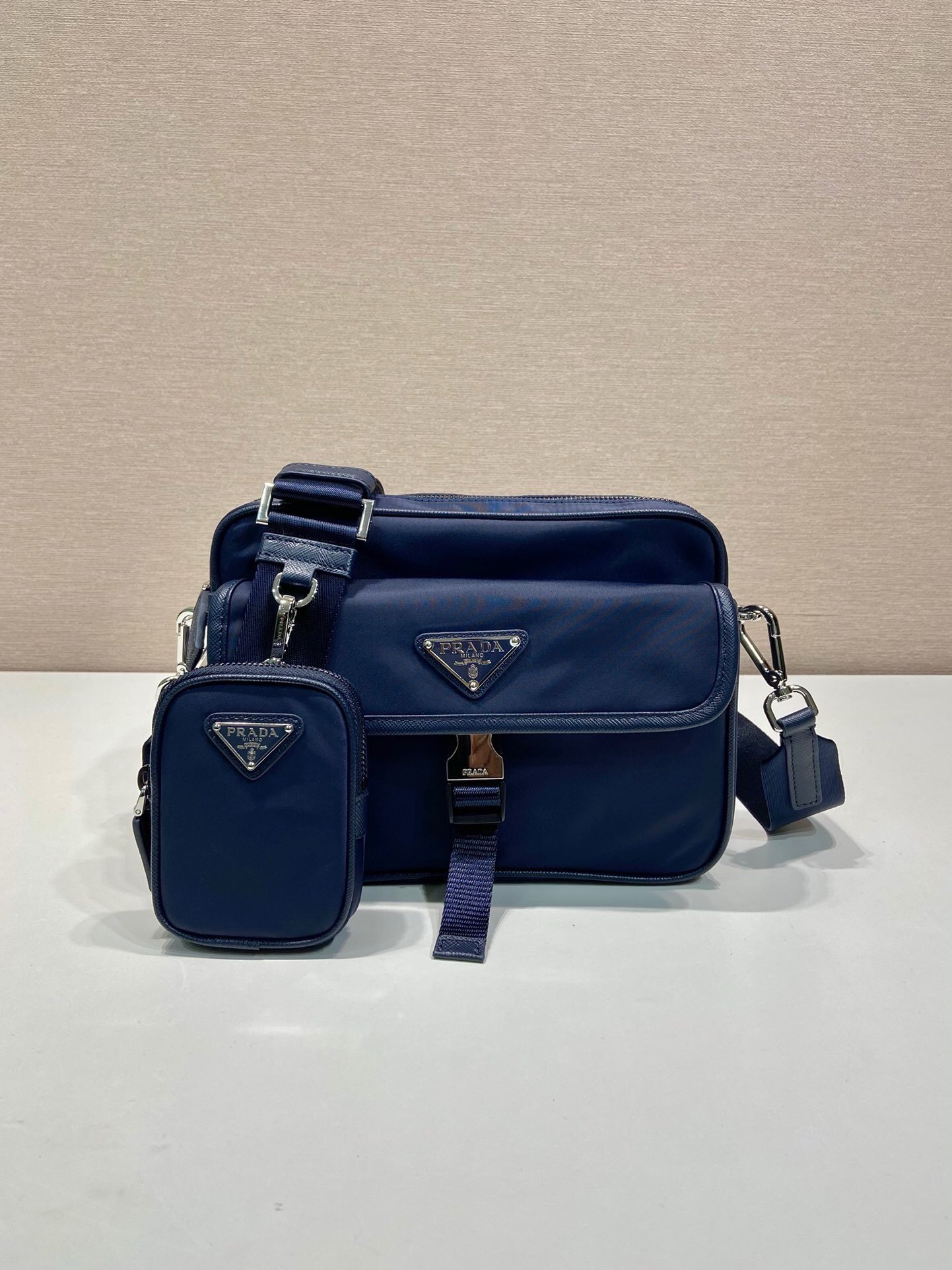Prada In Re-Nylon Shoulder Bag In Navy - Afbeelding 2