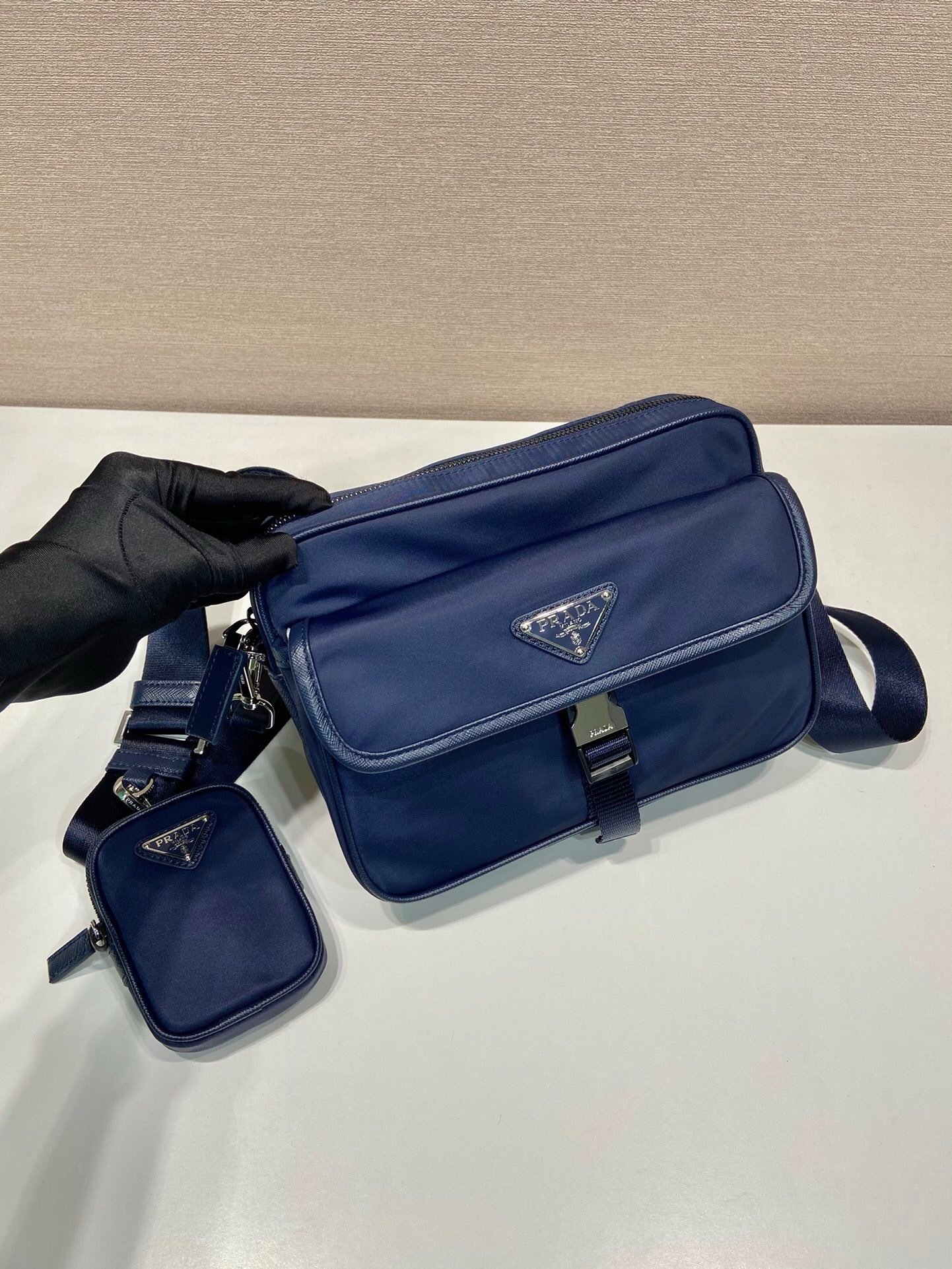 Prada In Re-Nylon Shoulder Bag In Navy - Afbeelding 3