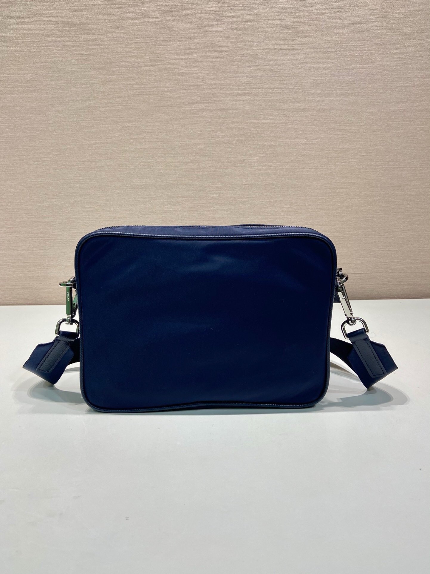 Prada In Re-Nylon Shoulder Bag In Navy - Afbeelding 4