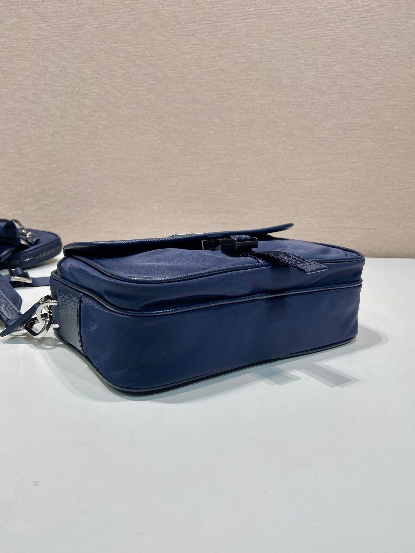 Prada In Re-Nylon Shoulder Bag In Navy - Afbeelding 5
