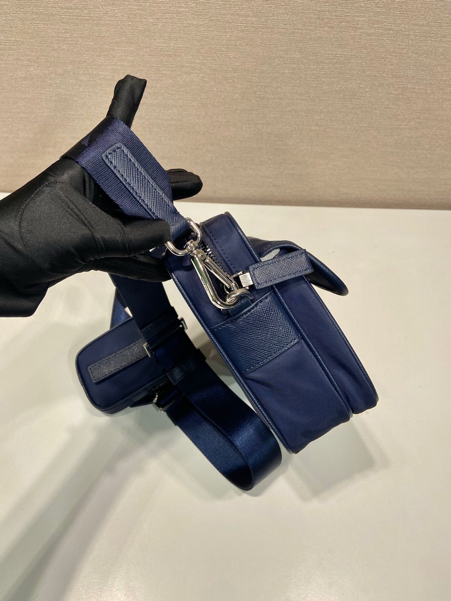 Prada In Re-Nylon Shoulder Bag In Navy - Afbeelding 6