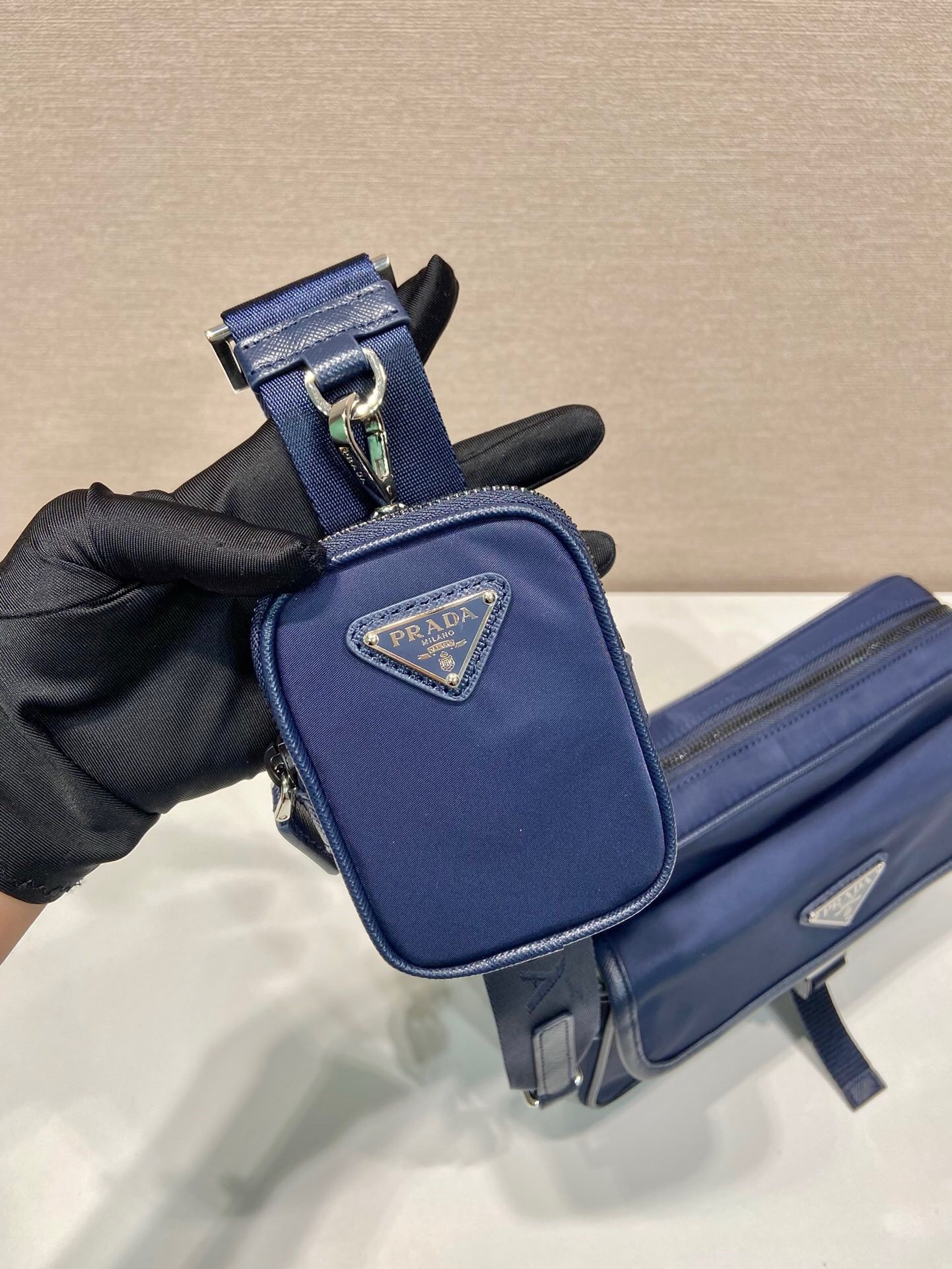 Prada In Re-Nylon Shoulder Bag In Navy - Afbeelding 7