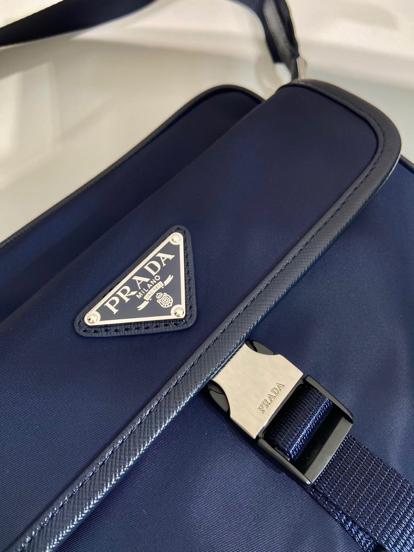 Prada In Re-Nylon Shoulder Bag In Navy - Afbeelding 8