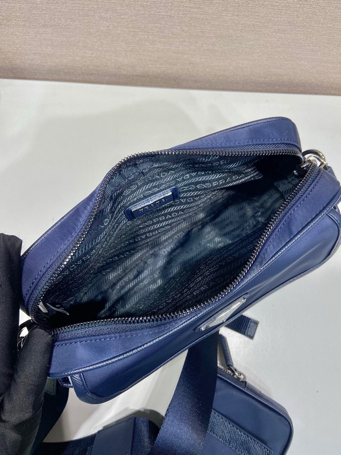 Prada In Re-Nylon Shoulder Bag In Navy - Afbeelding 9