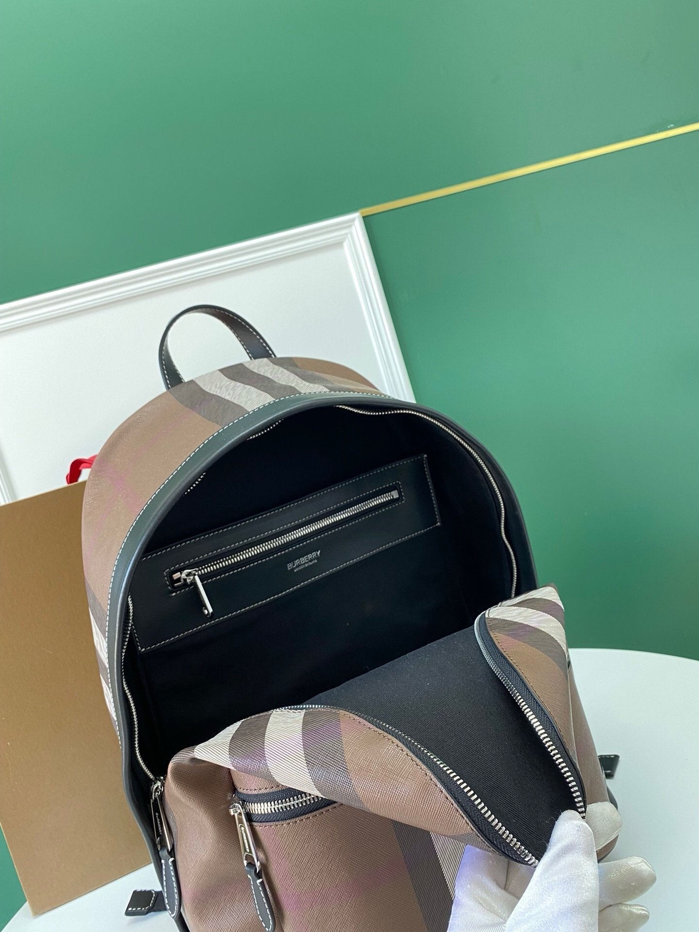 Louis Vuitton Christopher
Monogram Eclipse Reverse PM Gray Backpack - Afbeelding 5