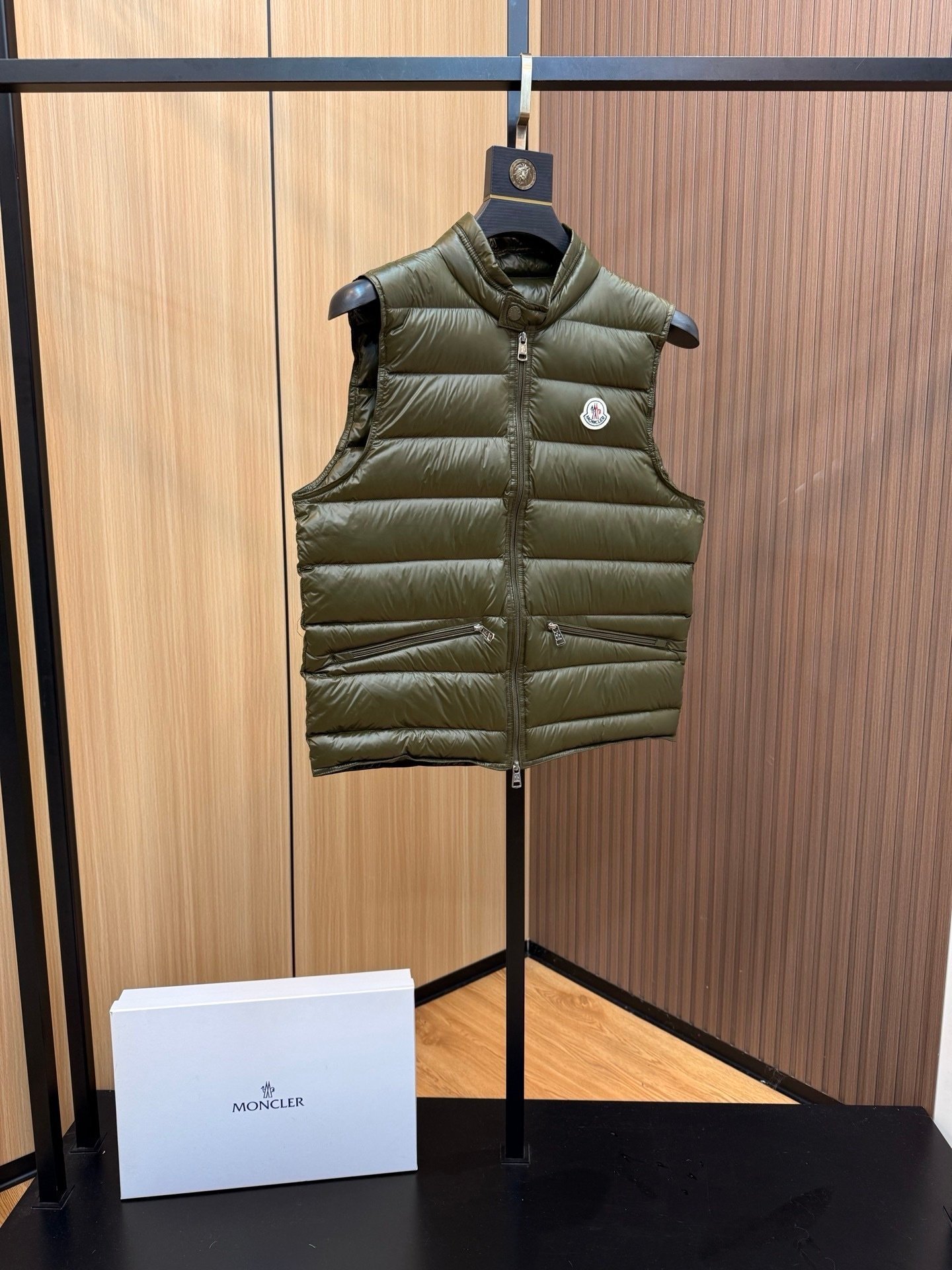 Moncler Lechtal Down Bodywarmer Olive Green - Afbeelding 4