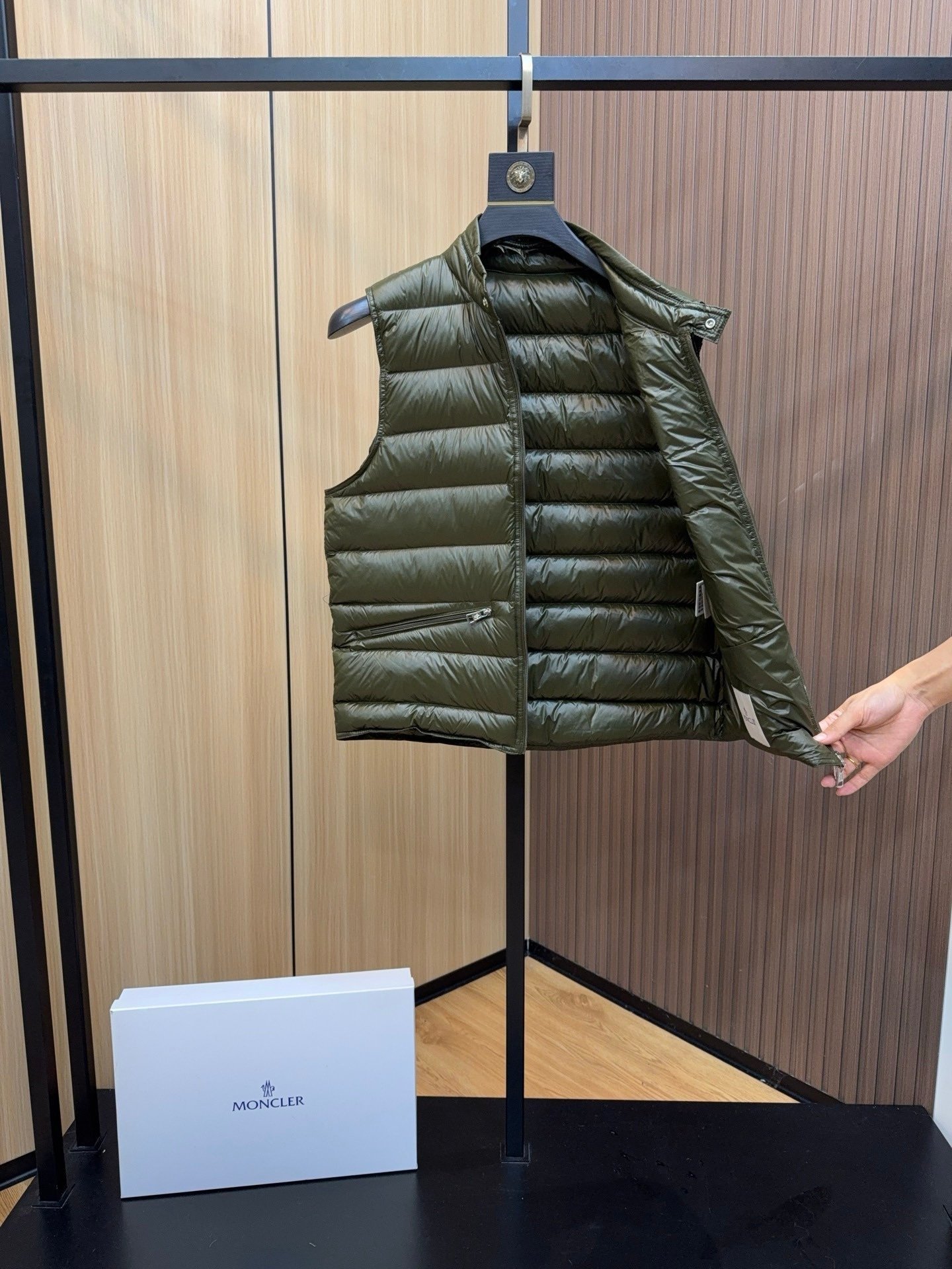 Moncler Lechtal Down Bodywarmer Olive Green - Afbeelding 6