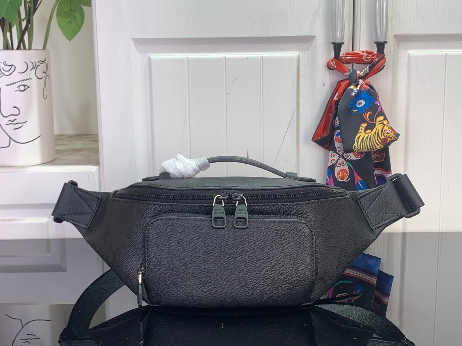 Louis Vuitton Rush Bumbag G72 Black - Afbeelding 2