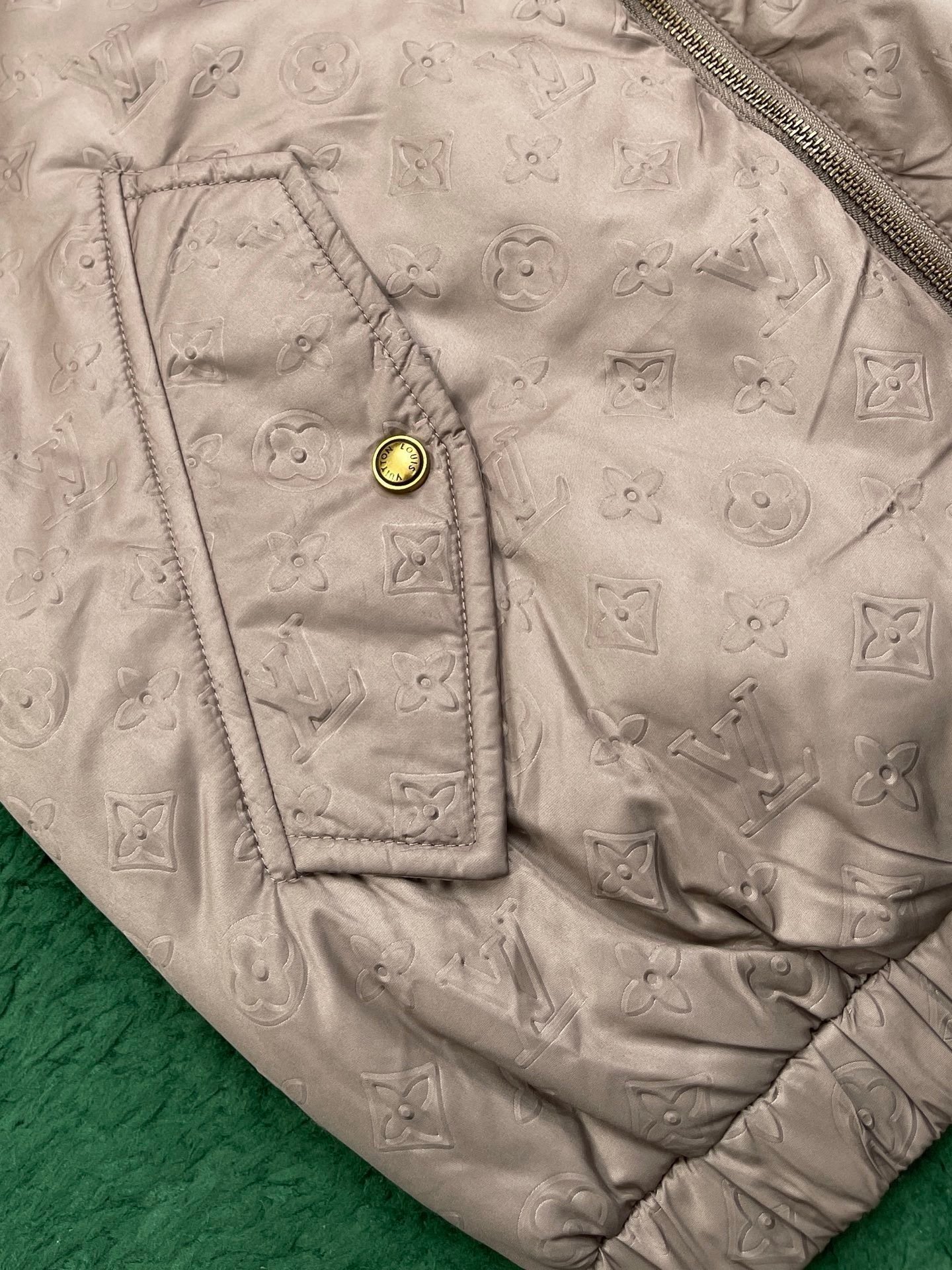 Louis Vuitton Monogram Padded Windbreaker In Beige - Afbeelding 9