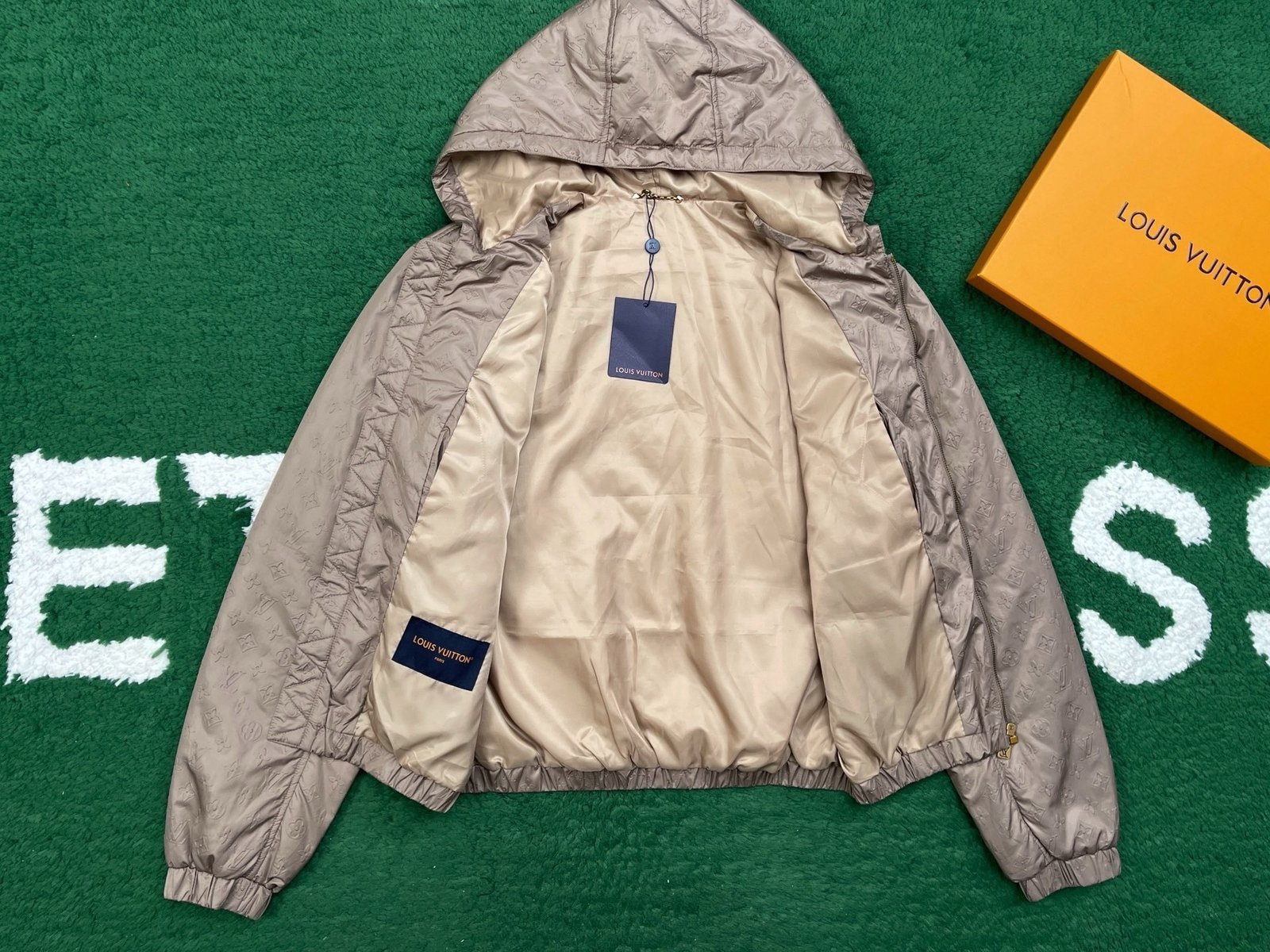Louis Vuitton Monogram Padded Windbreaker In Beige - Afbeelding 10