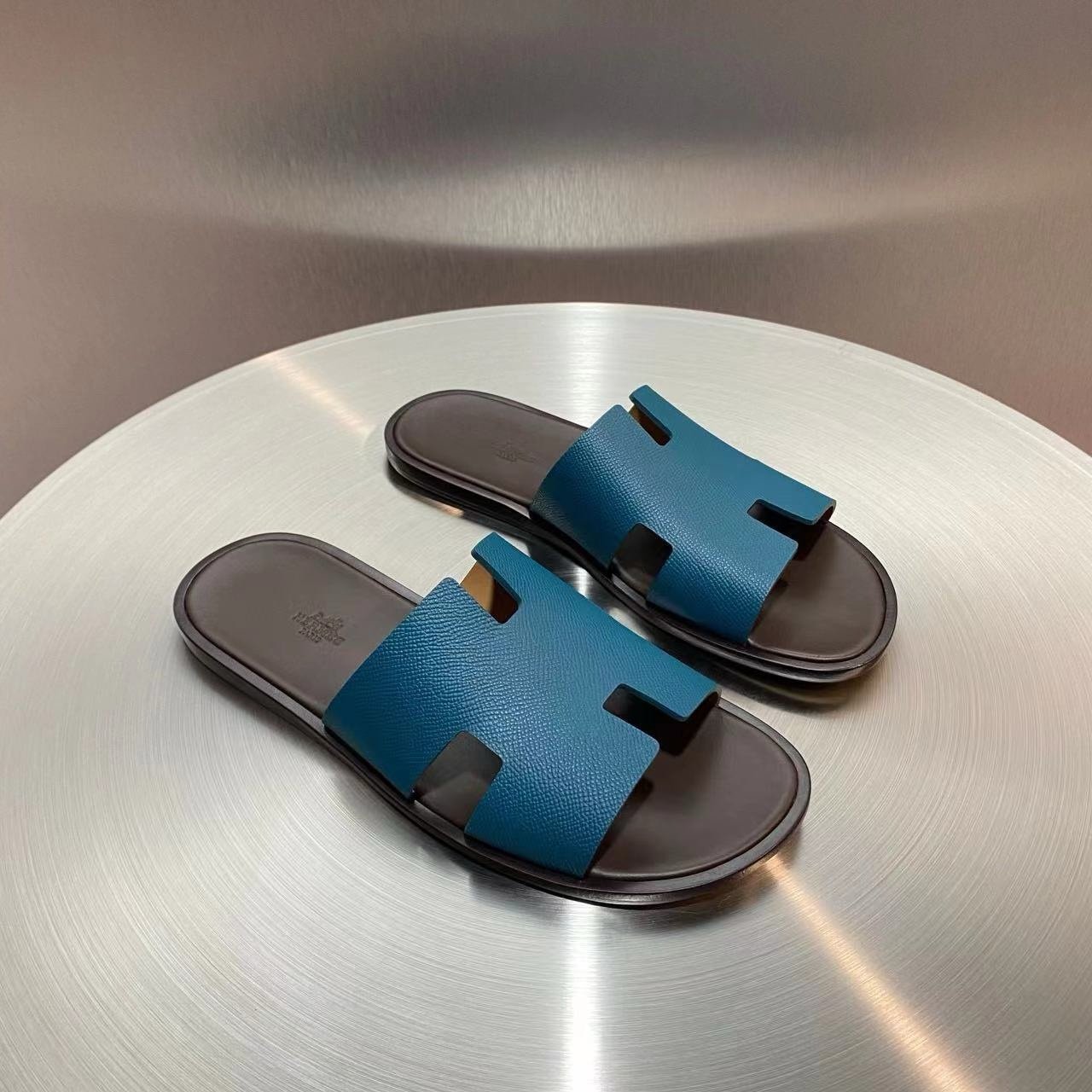 Hermes Izmir Sandal
Bleu Canard Marron Ébène Epsom Calfskin Heather - Afbeelding 3