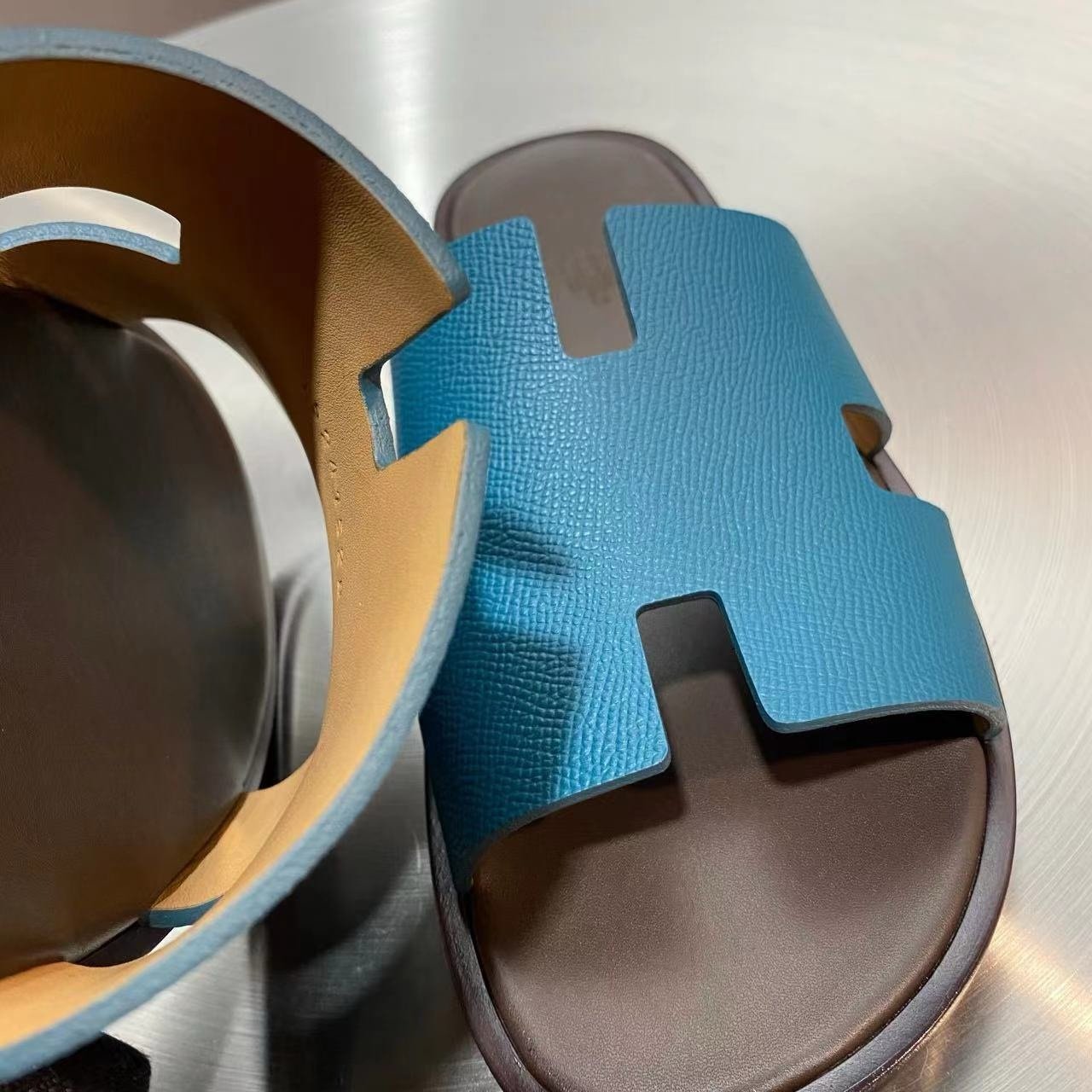 Hermes Izmir Sandal
Bleu Canard Marron Ébène Epsom Calfskin Heather - Afbeelding 5