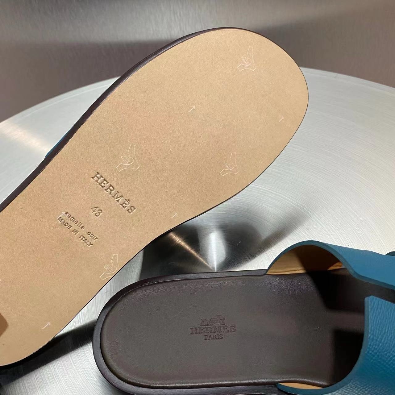 Hermes Izmir Sandal
Bleu Canard Marron Ébène Epsom Calfskin Heather - Afbeelding 6