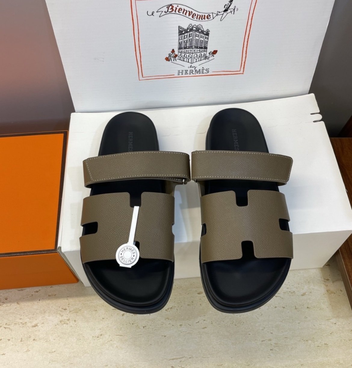 Hermes Chypre Sandal
Étoupe Calfskin and Epsom Calfskin - Afbeelding 2