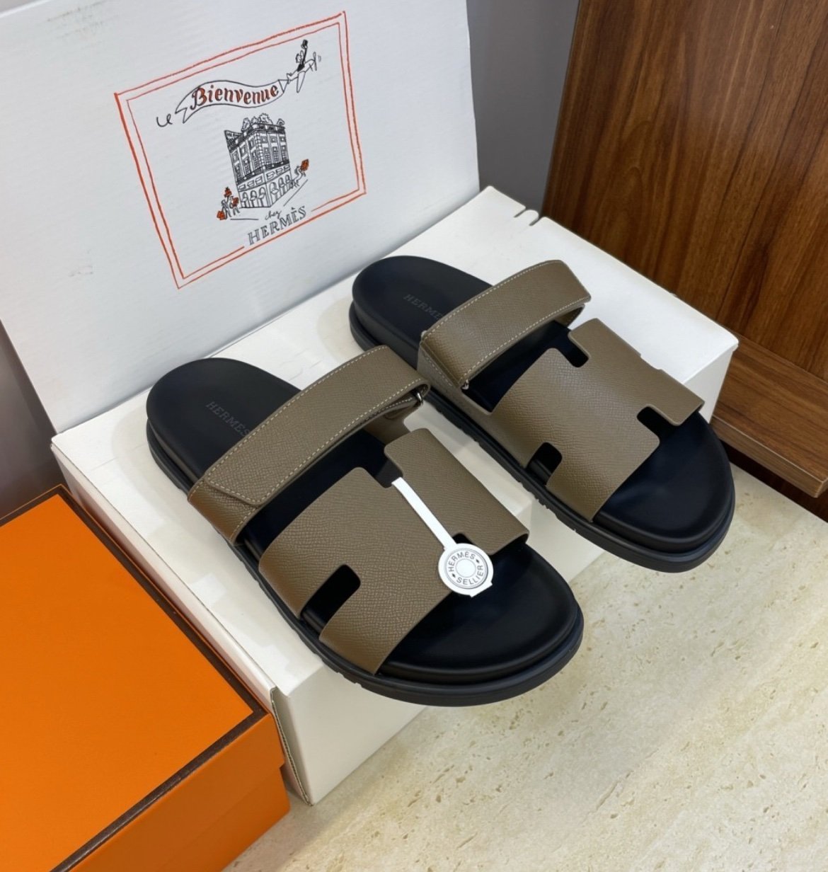 Hermes Chypre Sandal
Étoupe Calfskin and Epsom Calfskin - Afbeelding 3
