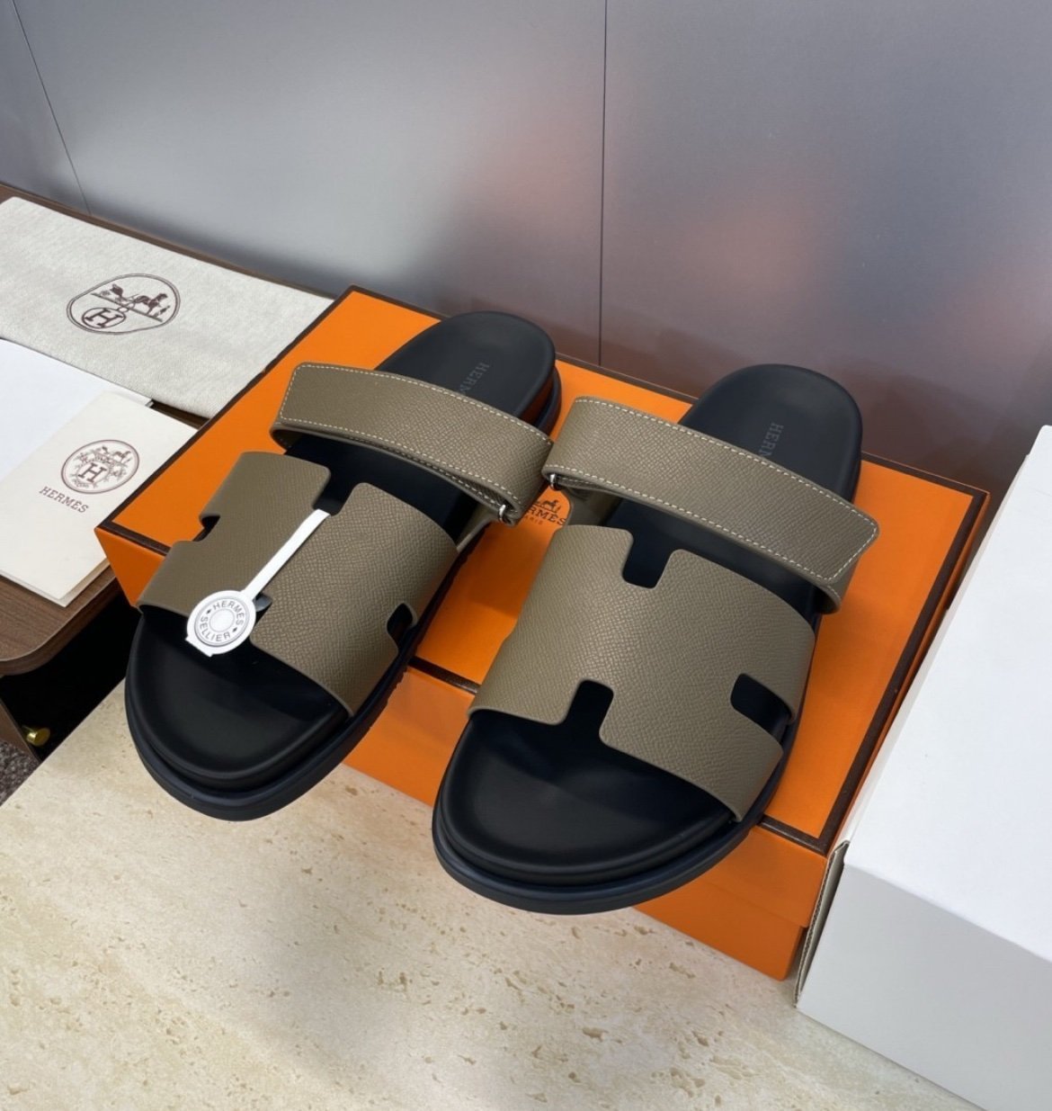 Hermes Chypre Sandal
Étoupe Calfskin and Epsom Calfskin - Afbeelding 4