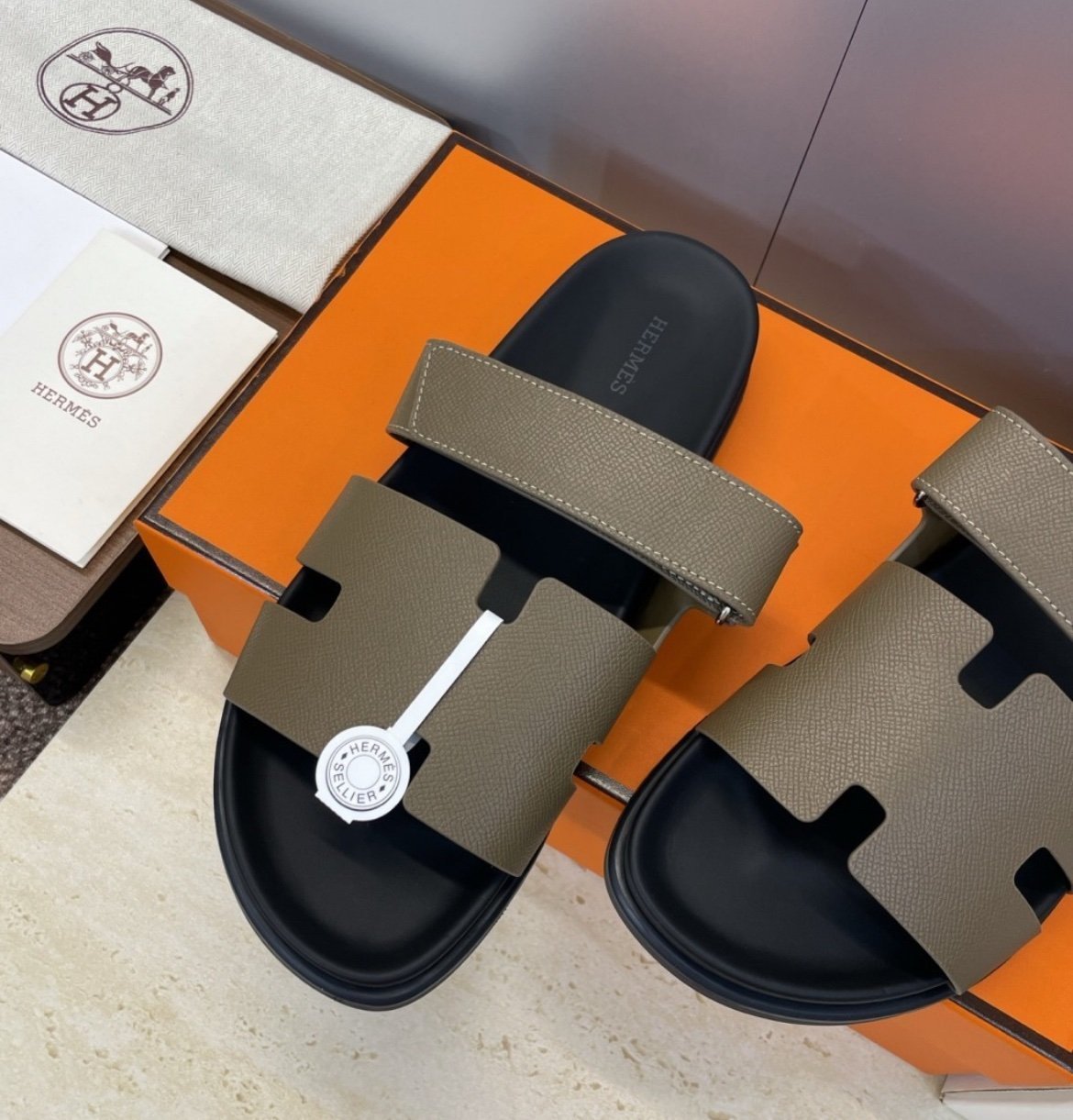 Hermes Chypre Sandal
Étoupe Calfskin and Epsom Calfskin - Afbeelding 5