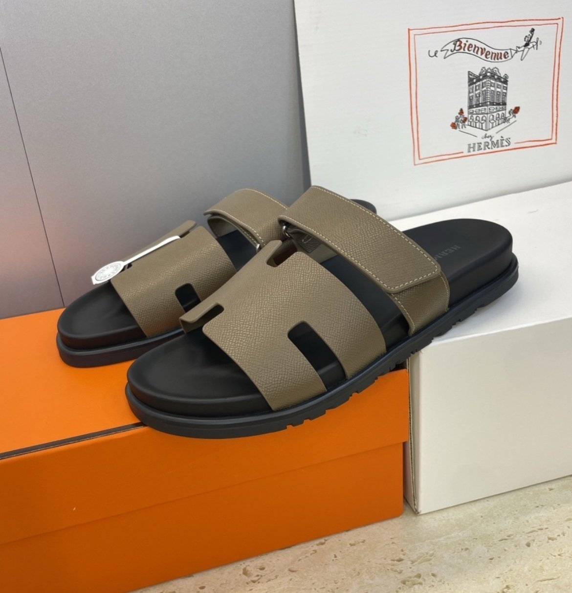 Hermes Chypre Sandal
Étoupe Calfskin and Epsom Calfskin - Afbeelding 6