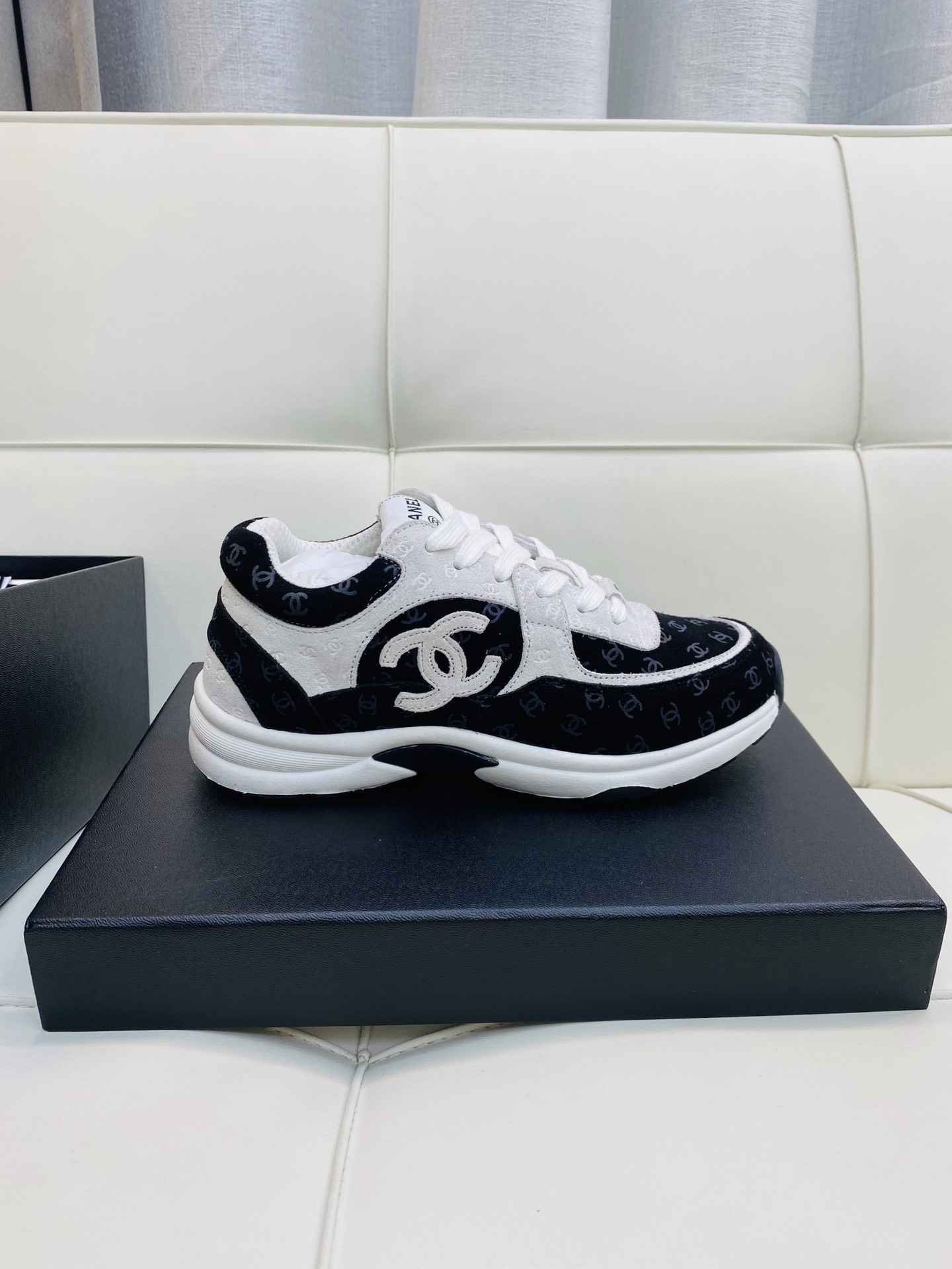 Chanel Low Top CC Trainer Black White Suede - Afbeelding 2