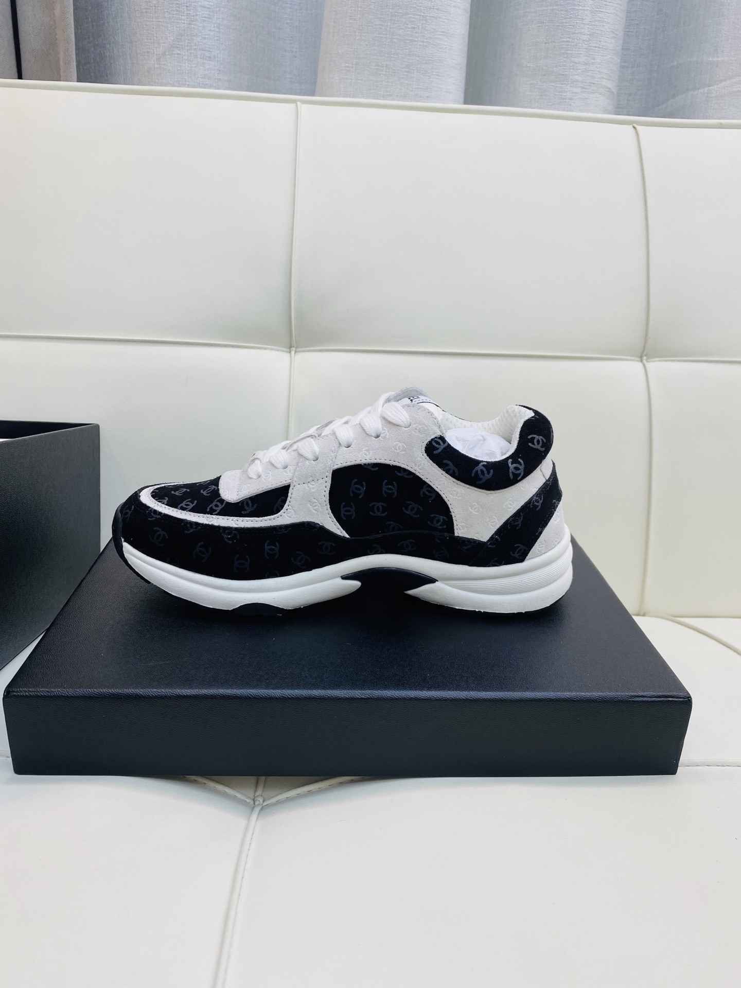 Chanel Low Top CC Trainer Black White Suede - Afbeelding 3