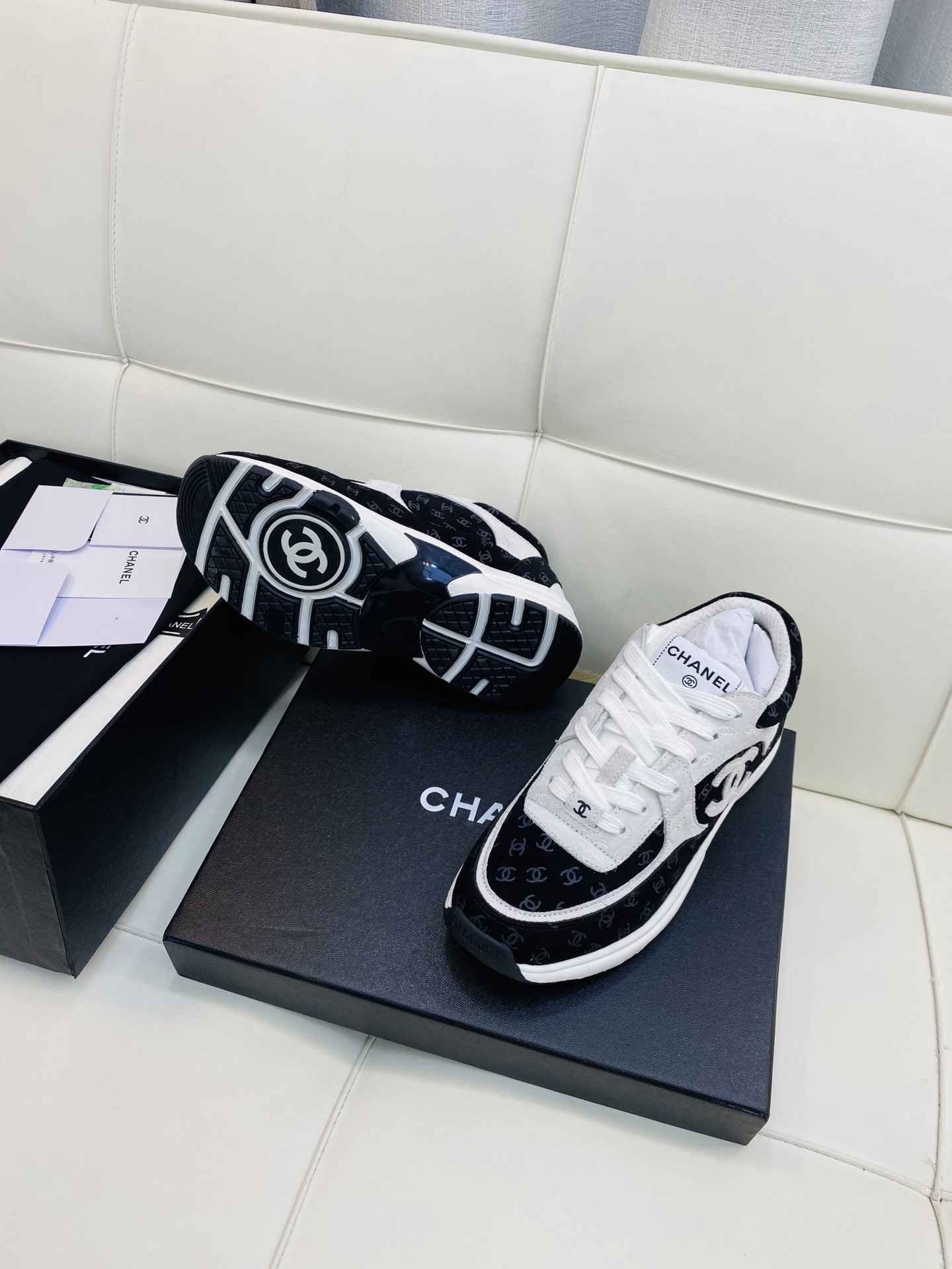 Chanel Low Top CC Trainer Black White Suede - Afbeelding 4