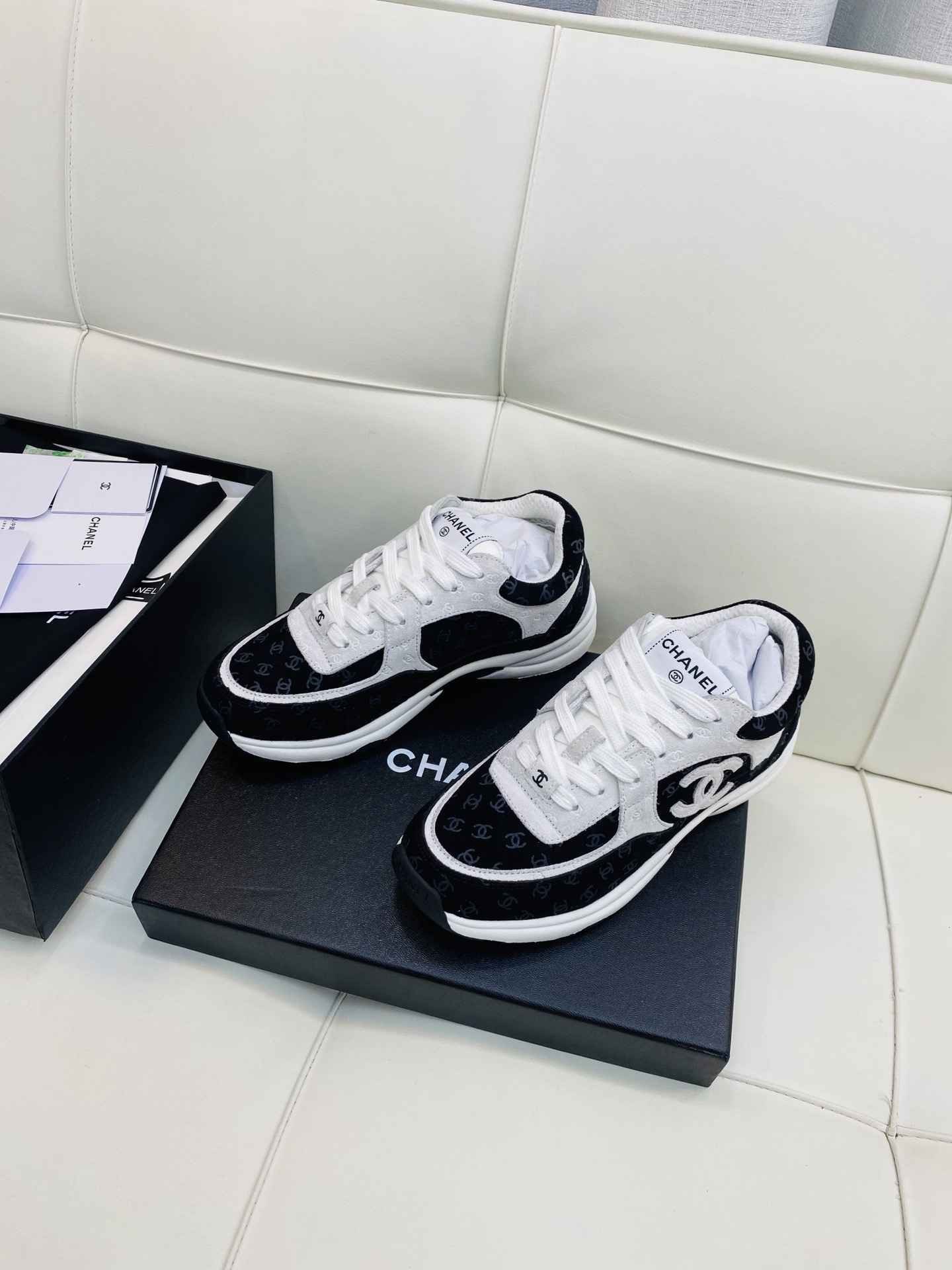Chanel Low Top CC Trainer Black White Suede - Afbeelding 5
