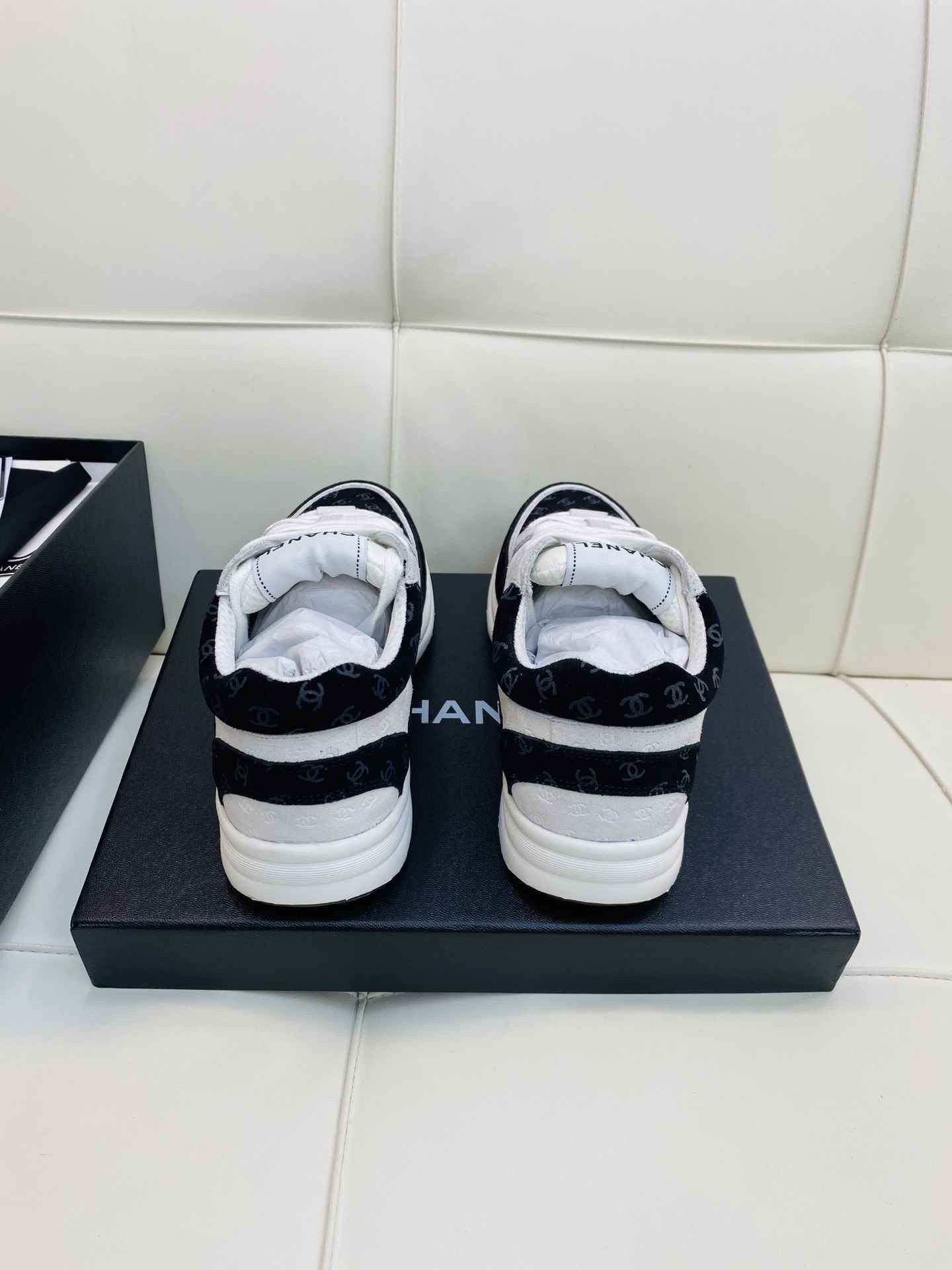 Chanel Low Top CC Trainer Black White Suede - Afbeelding 6