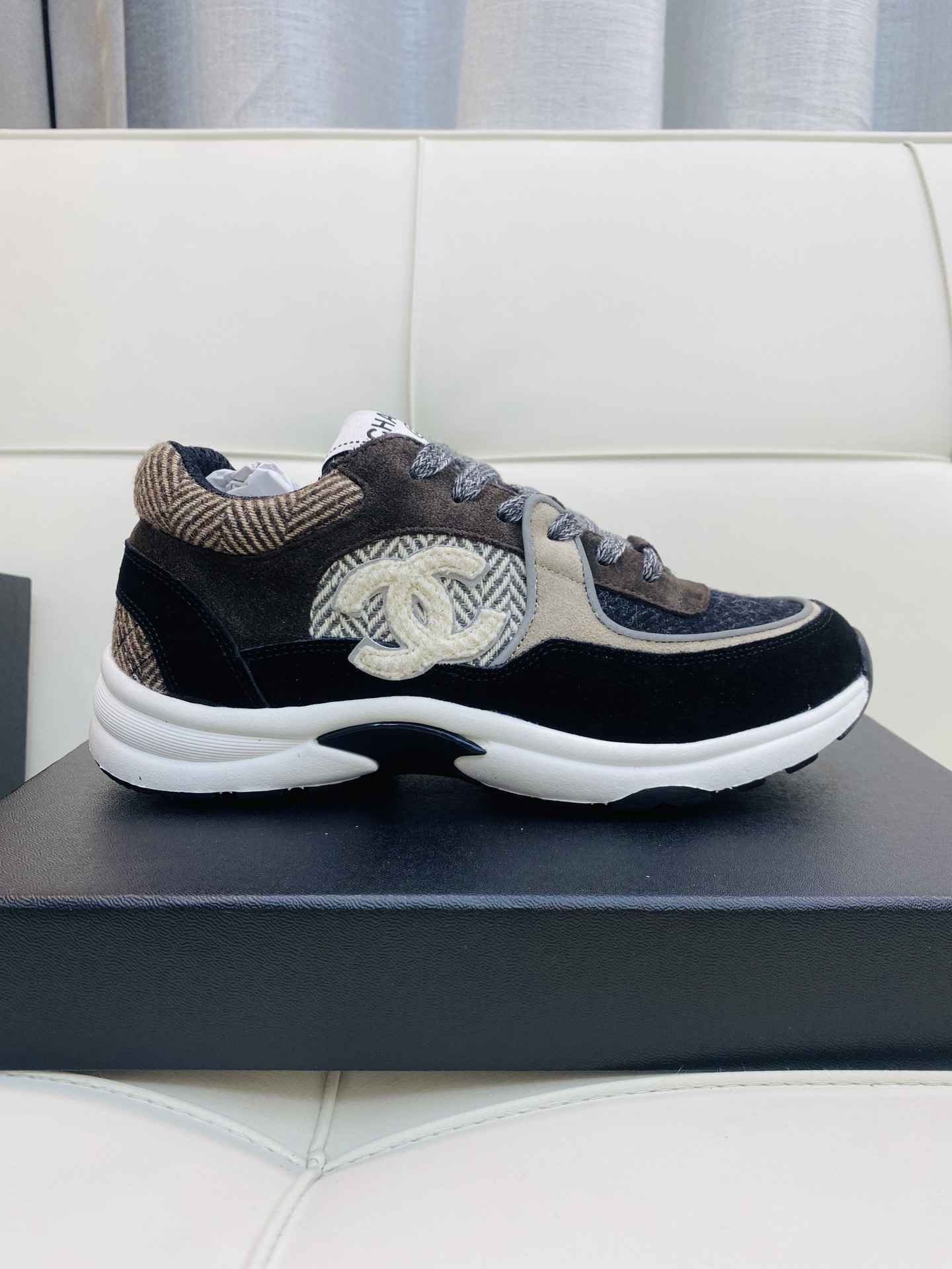 Chanel Low Top CC Trainer Brown Black White - Afbeelding 2